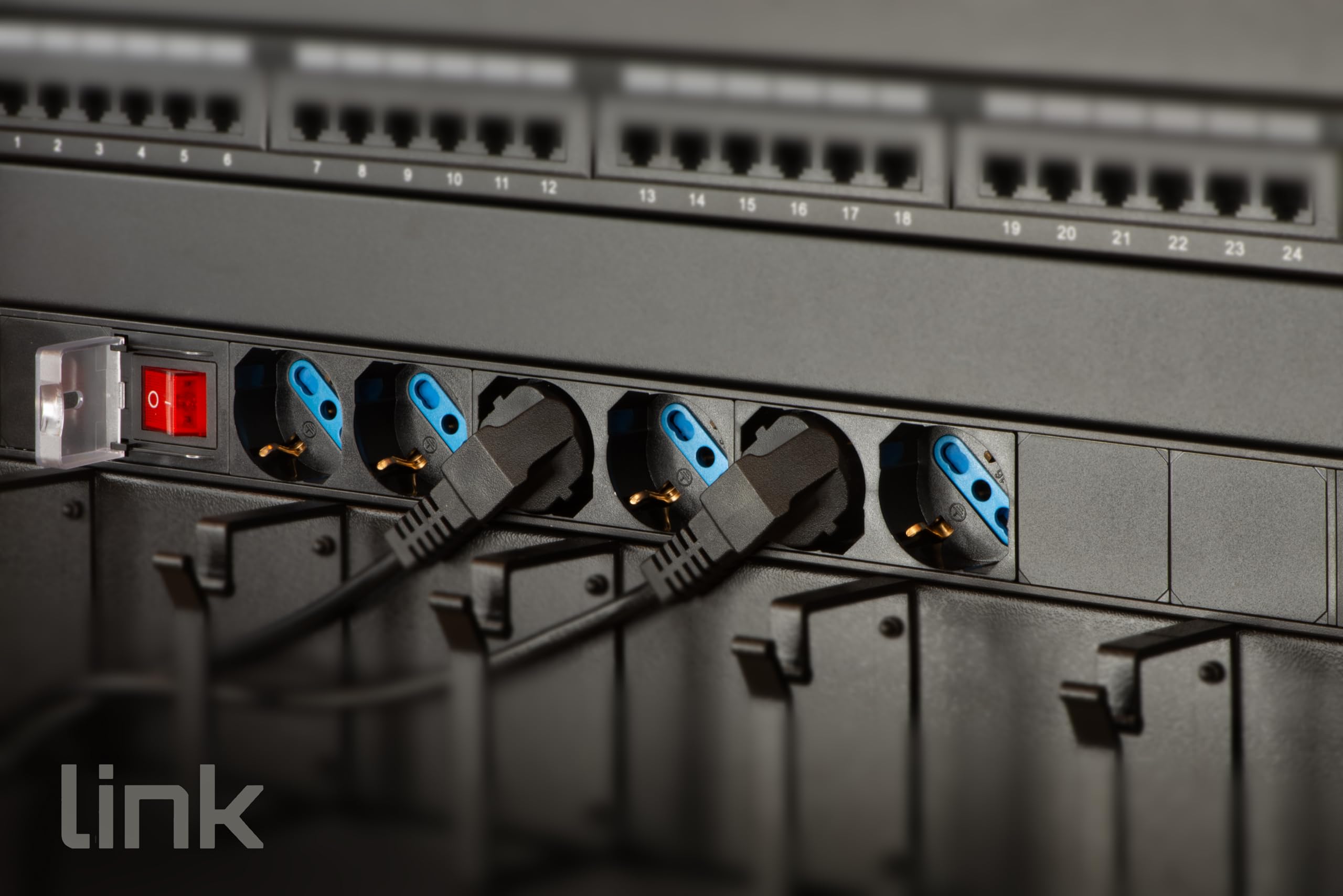 Link multipresa da rack 19" LK10060 con 6 prese universali tripolari/Schuko e interruttore, spina ita. 16A cavo 1,75m metallo capacità 3,5K, misure 48,5x4,5x4,5. Alette reversibili.