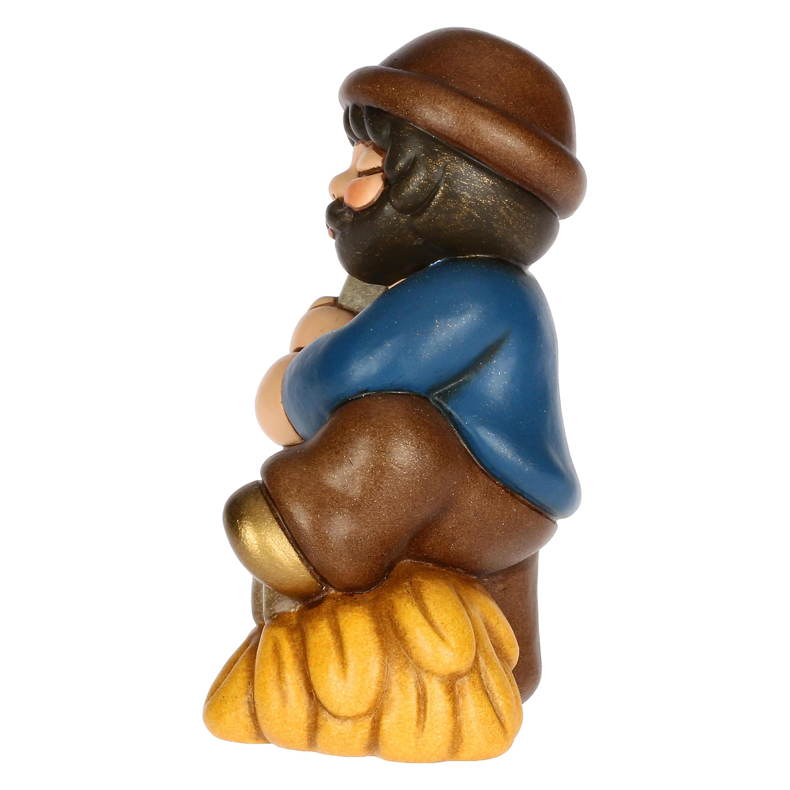 THUN, Uomo con Forcone e Fieno Blu in Ceramica di Alta Qualità, Collezione Presepe Classico, Statuine per Presepe di Natale da Collezione, 5,2 x 4,3 x 7,9 cm