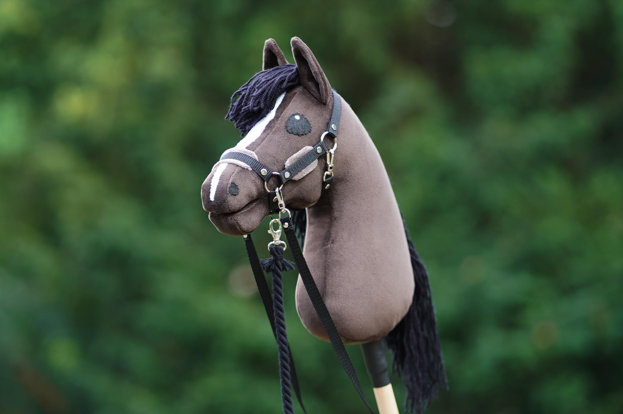 Hobby Horse Chestnut + Stick + Grullo Halter + Reins + Tether