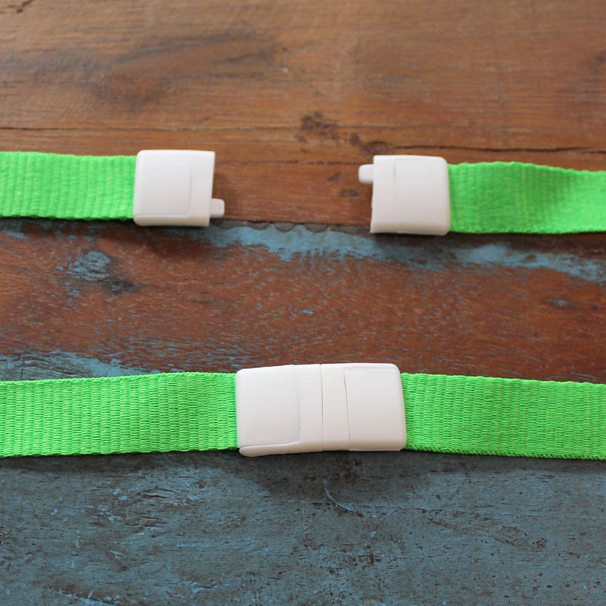 Specialist ID - Paquete de 25 cordones anchos brillantes para insignias de nombre con cierre de seguridad para el cuello y soporte para tarjetas de identificación, clip en J, neón de alta visibilidad