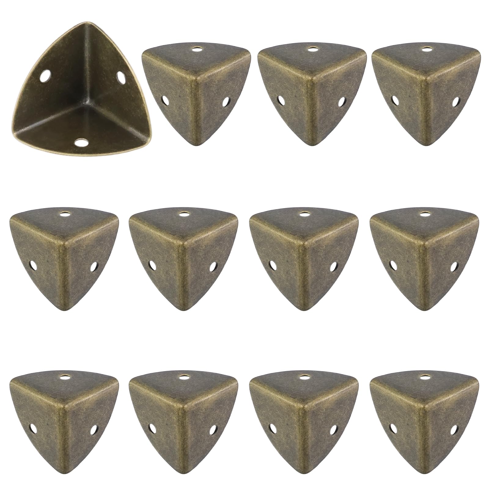 Protections d'angle en bronze pour sécuriser le coffre en bois du salon avec style