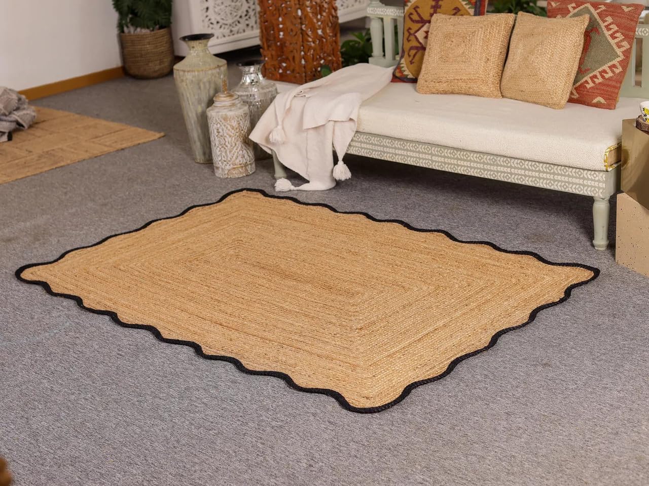 Tapis festonné en jute naturelle pour réchauffer un grand salon