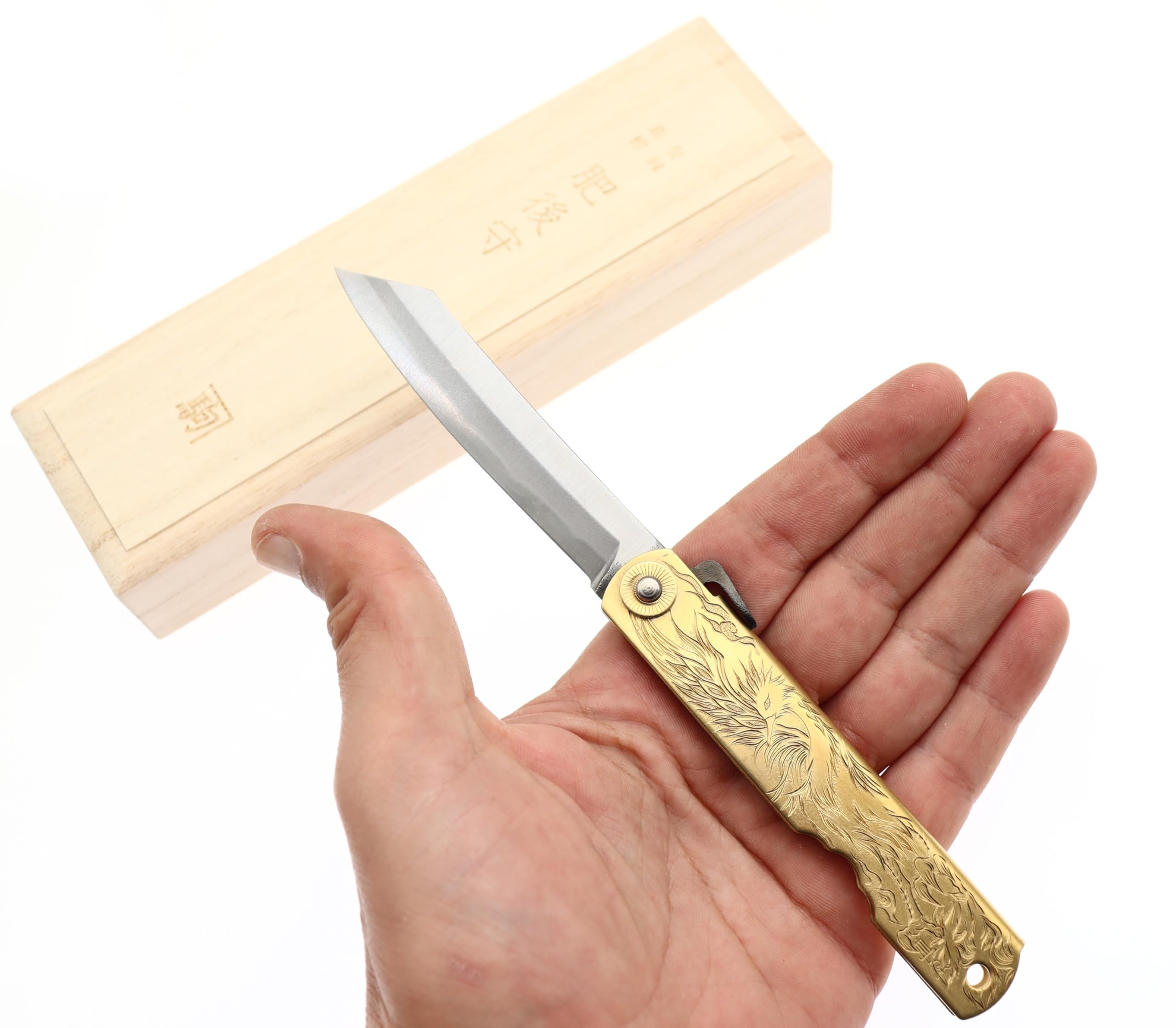 HIGO NO KAMI Klappmesser, Serie Holy Beasts von Nagao Kanekoma, Griff aus Graviertem Messing und Klinge aus Blauem Warikomi-Stahl mit Hohem Kohlenstoffgehalt, HRC 62–64 (Vermillion Bird)
