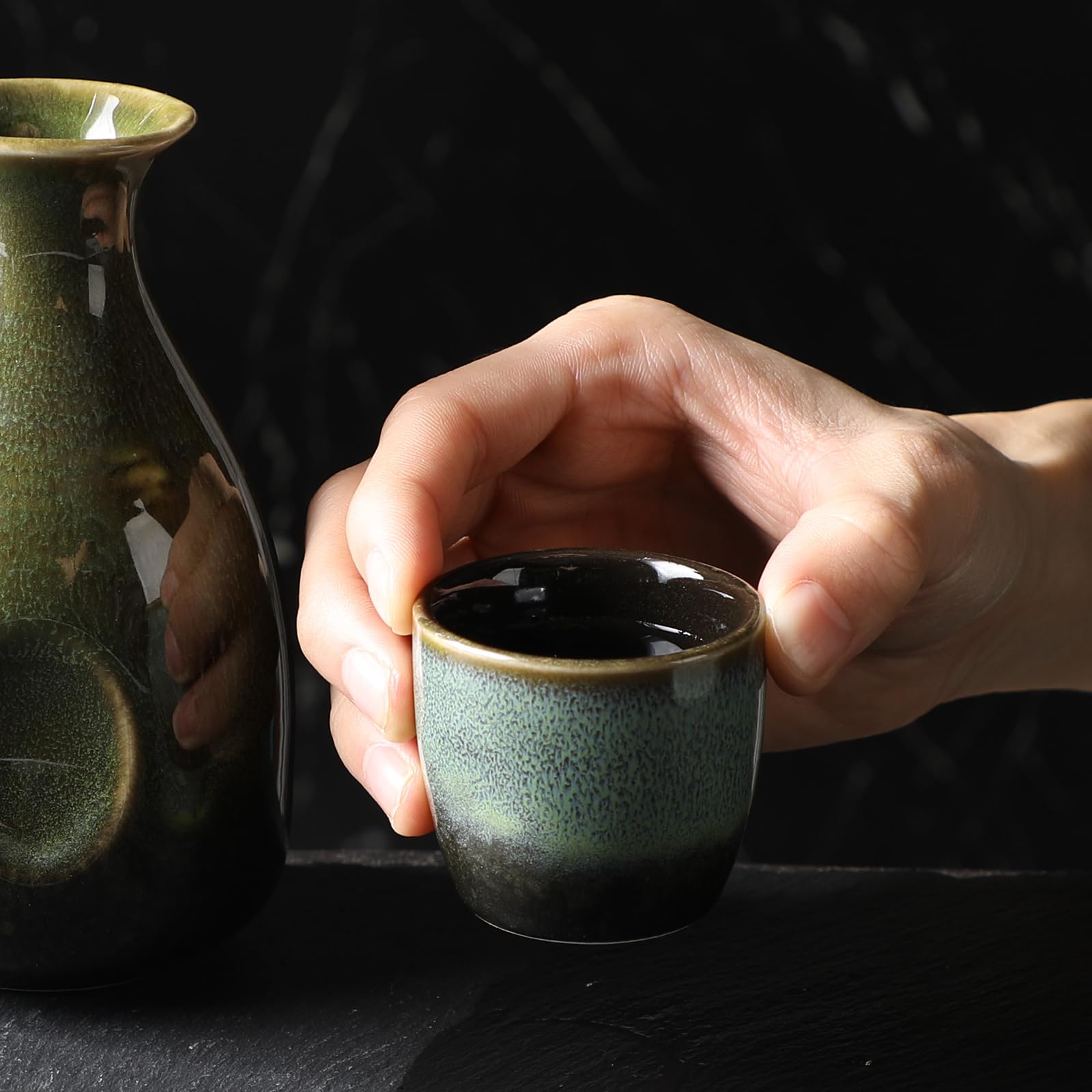 Juego de sake con taza y olla de vino, juego de cerámica para calentadores, incluye 1 olla grande y 4 tazas (negro y verde)