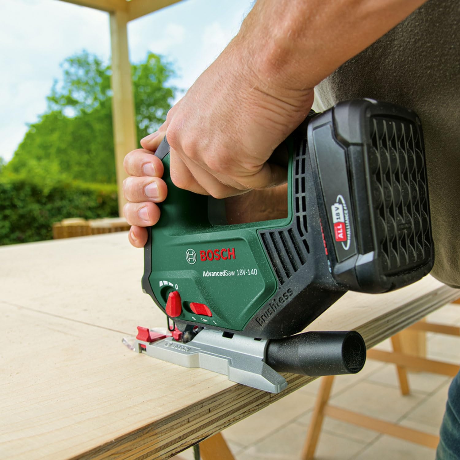 Bosch scie sauteuse sans fil AdvancedSaw 18V-140 (fonction pendulaire ; capacité de coupe dans bois/acier/alu : 140 mm/10 mm/20 mm ; 3 lames de scie ; avec batterie 2,0 Ah et chargeur ; dans coffret)