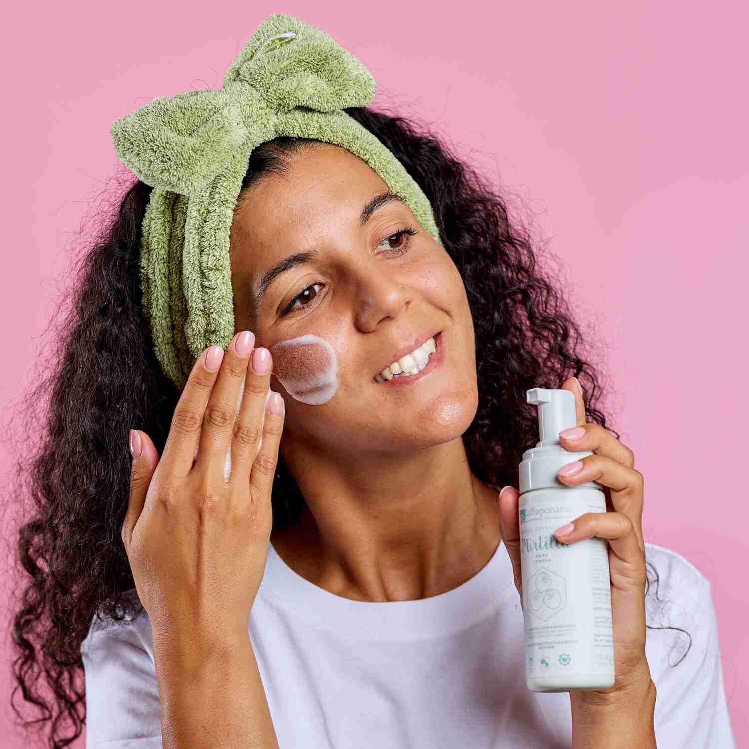 La Saponaria | Mousse detergente bio viso Mirtilla, Ingredienti naturali e sostenibili, Acqua costituzionale di Mirtillo nero, rigenerante e antiossidante, Acido Ialuronico, Calendula, 150ml