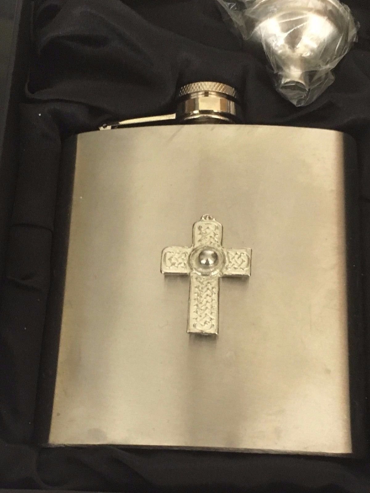 Flasque gothique celtique en acier inoxydable de qualité supérieure avec entonnoir TG82