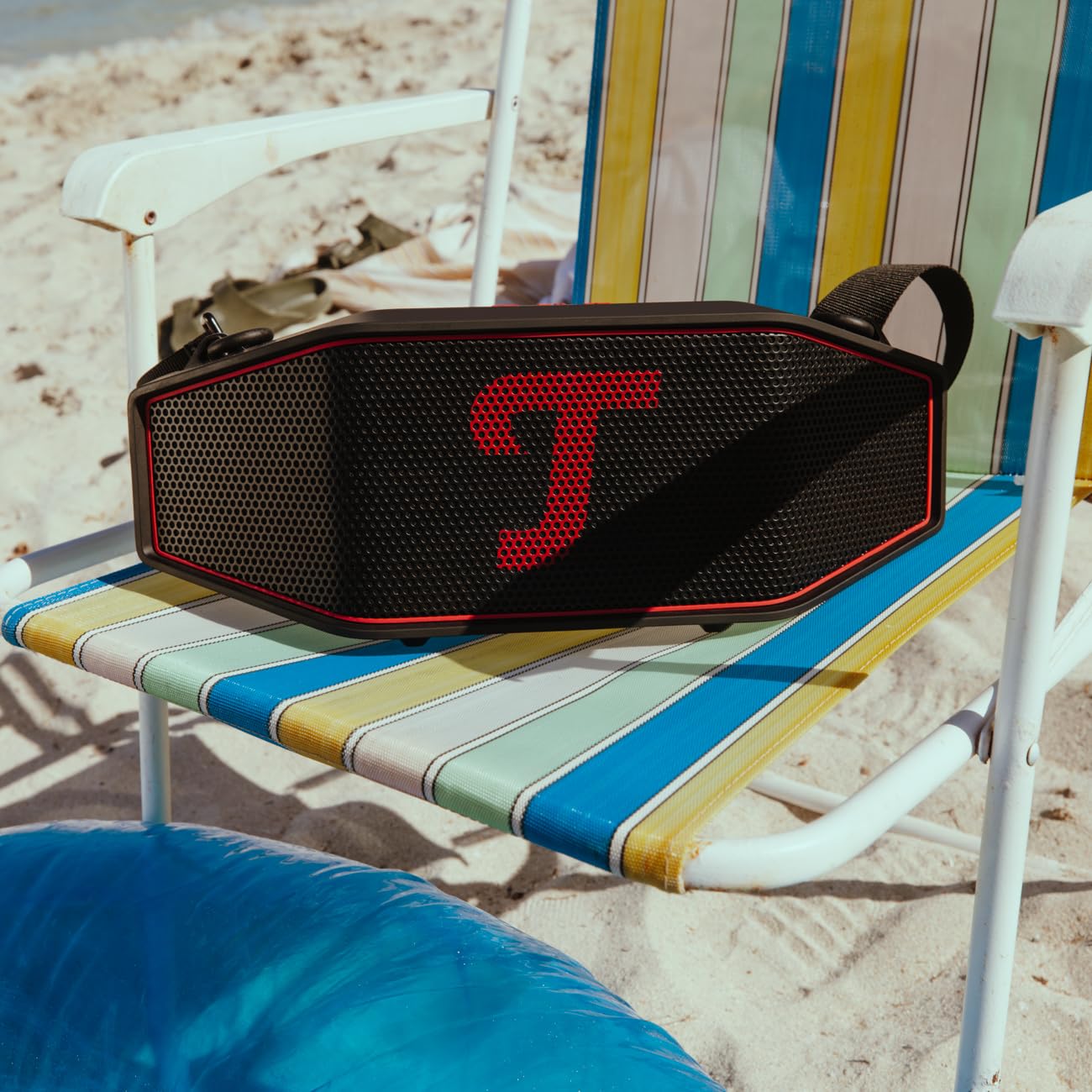Teufel ROCKSTER Cross 2 Tragbarer Bluetooth Lautsprecher | ür drinnen und draußen, mit Langer Akkulaufzeit bis 38 Std, IPX5 Strahlwassergeschützt, Stereo Speaker - Black & Red