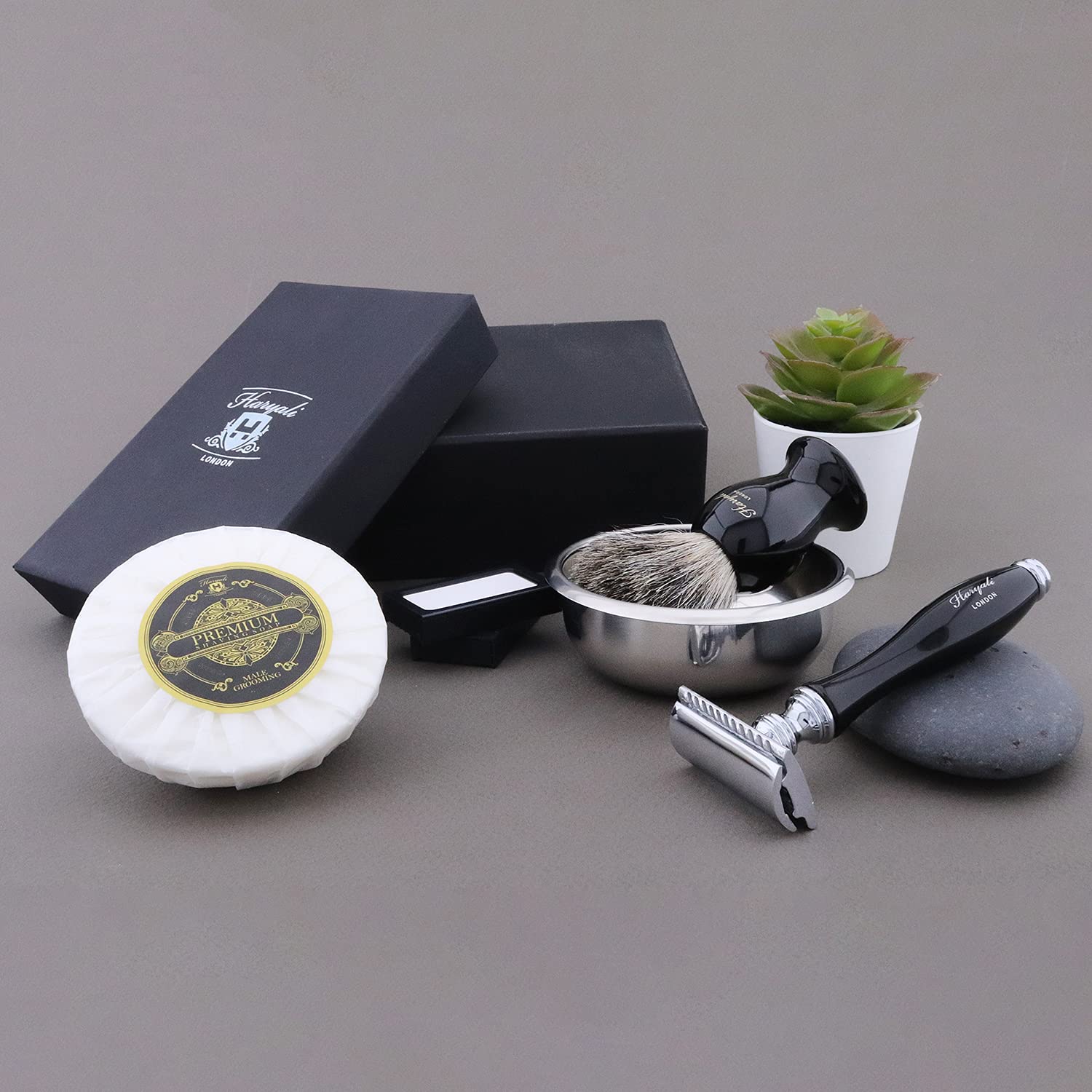 Haryali London, Set da Barba Uomo Completo 4 Pezzi – Kit Rasatura a Umido con Rasoio di Sicurezza Doppia Lama, Pennello da Barba in Tasso, Ciotola in Acciaio Inox e Sapone da Barba
