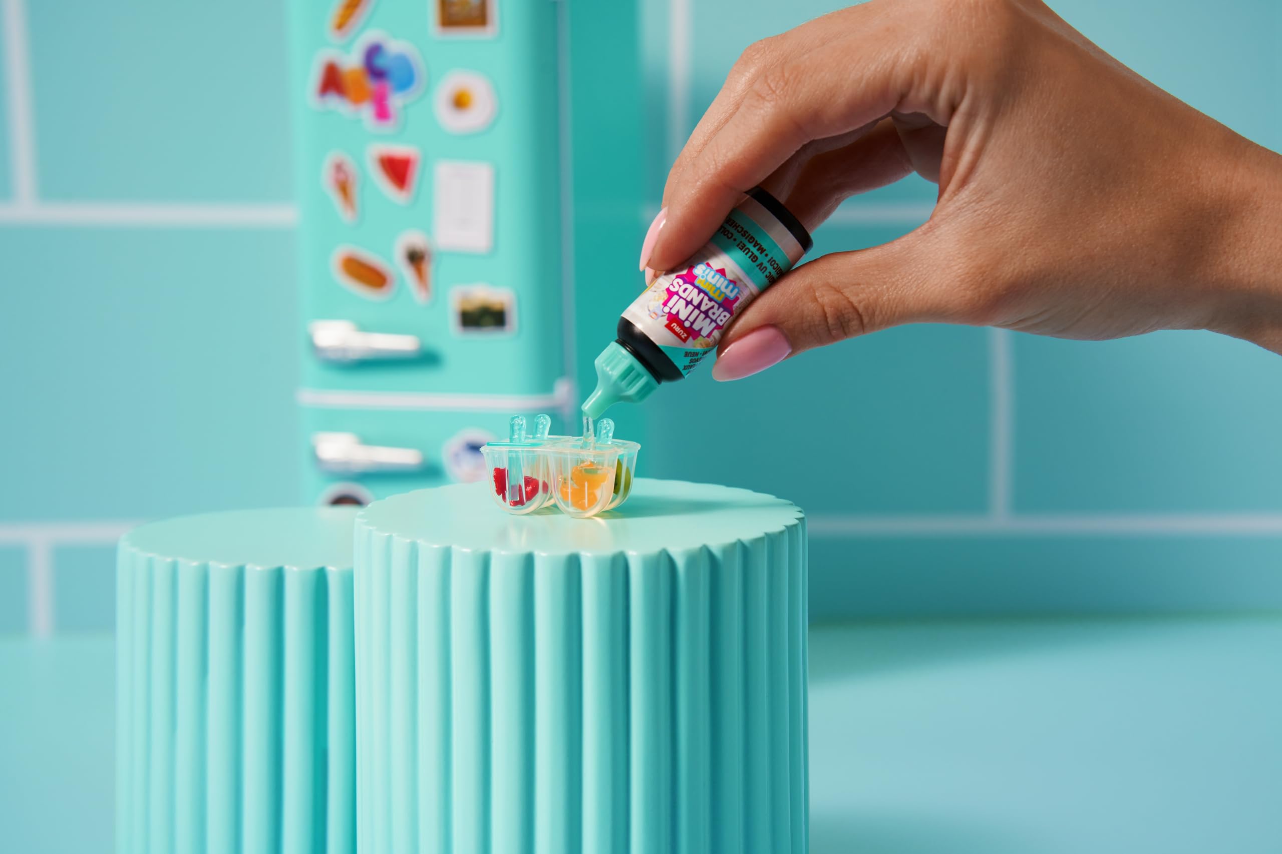 Mini Brands Set da gioco Fill The Fridge con luce UV di ZURU, oggetti da collezione, fai da te, gioco in resina, ricetta esclusiva, NON commestibile, dagli 8 anni in su