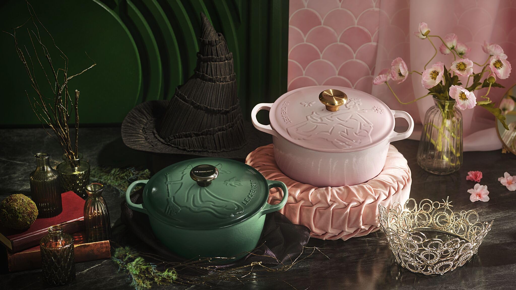 Le Creuset Wicked Collection Elphaba Rundkasserolle aus Gusseisen mit Prägung
