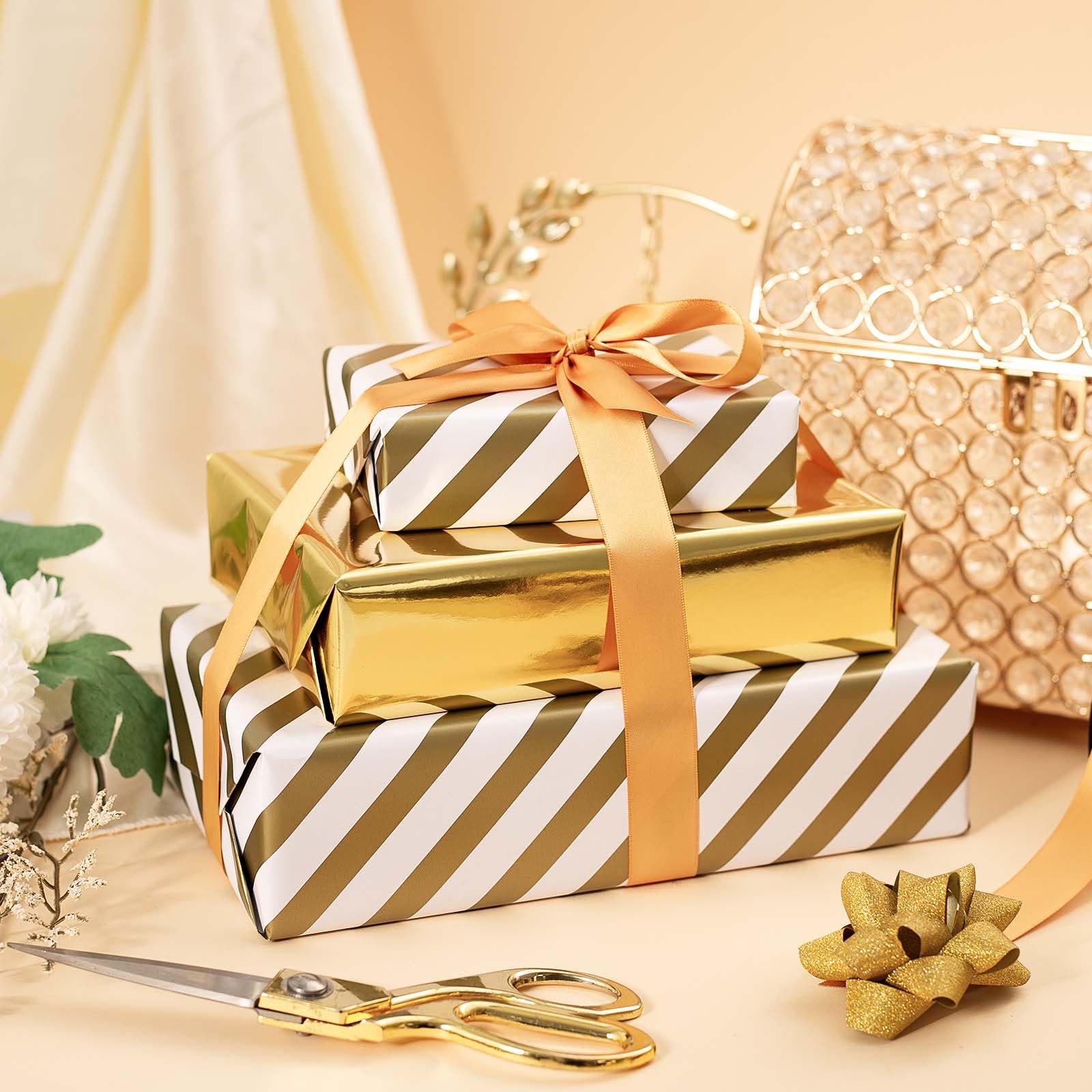 Merture Rollo de papel de regalo dorado metálico, 17 pulgadas x 32.8 pies (46.5 pies cuadrados) con rayas