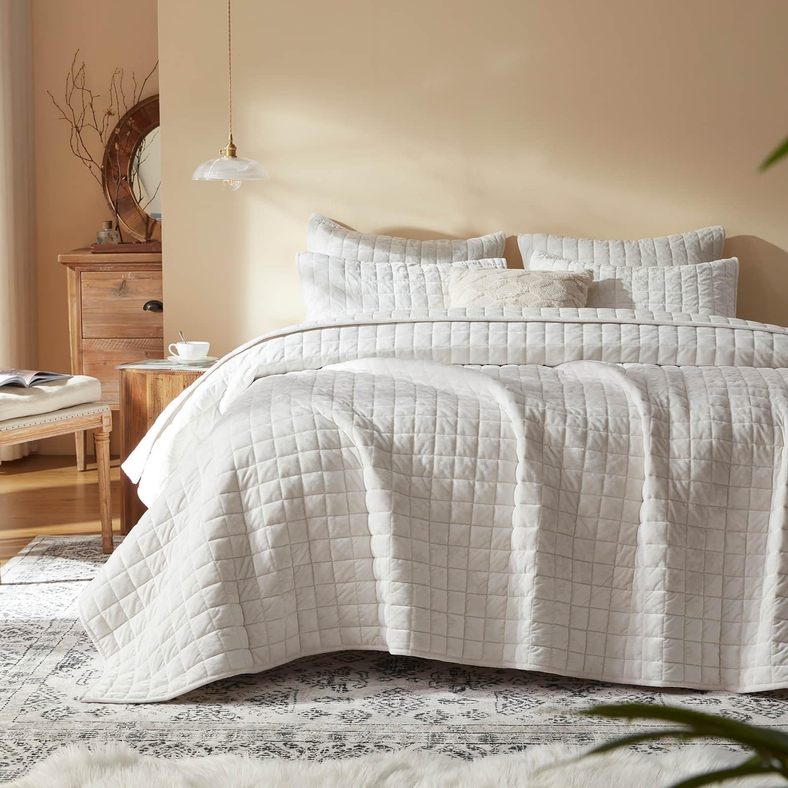 - LEAONME Velvet Quilt Full/Queen Size-90''x98'', Lightweight White Velvet Comforter Set with 2 Pillow Shams, Soft Bedspread Coverlet Quilted Bedding Set for All Season