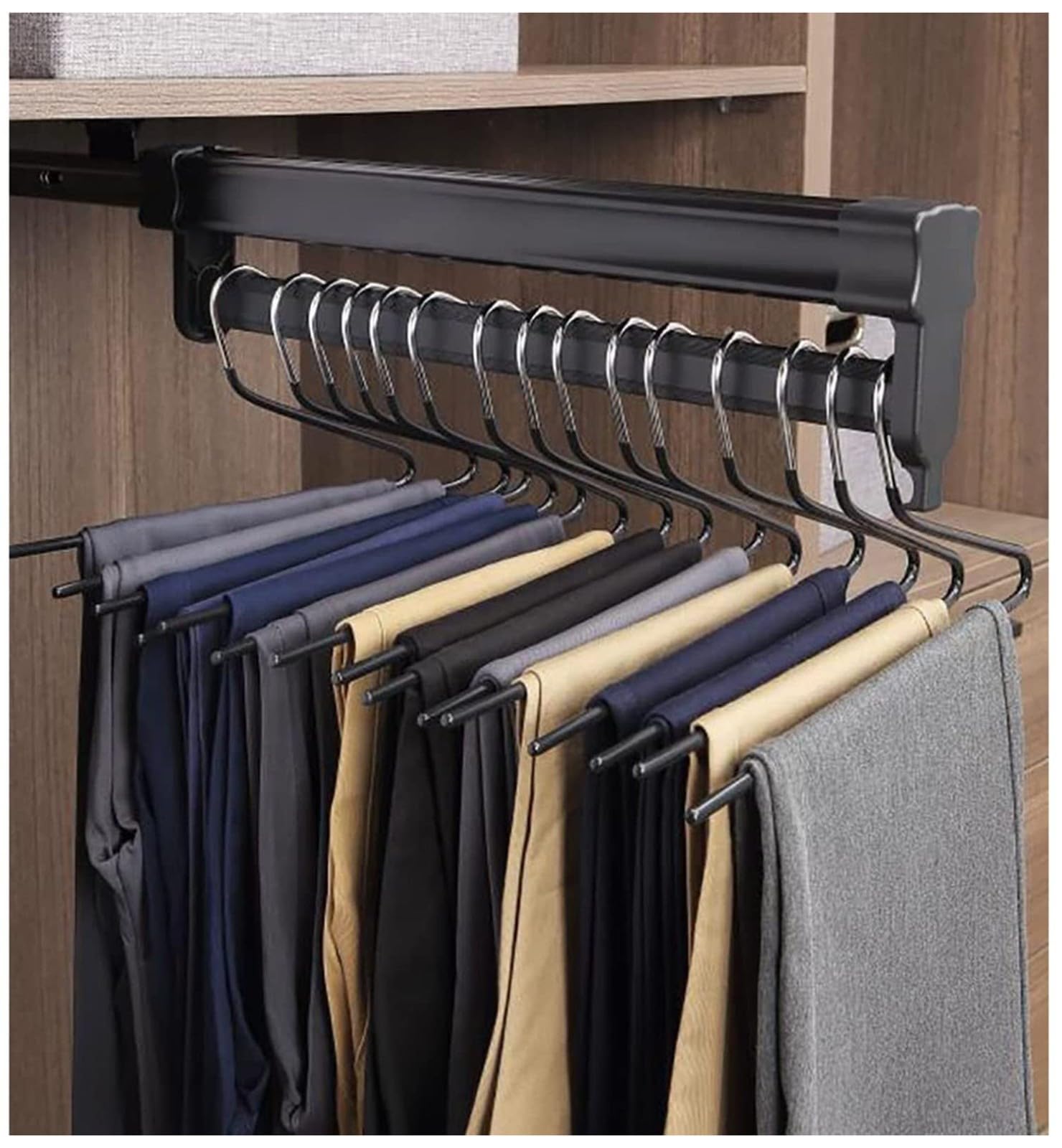 Solution de stockage coulissante pour éviter les pantalons froissés