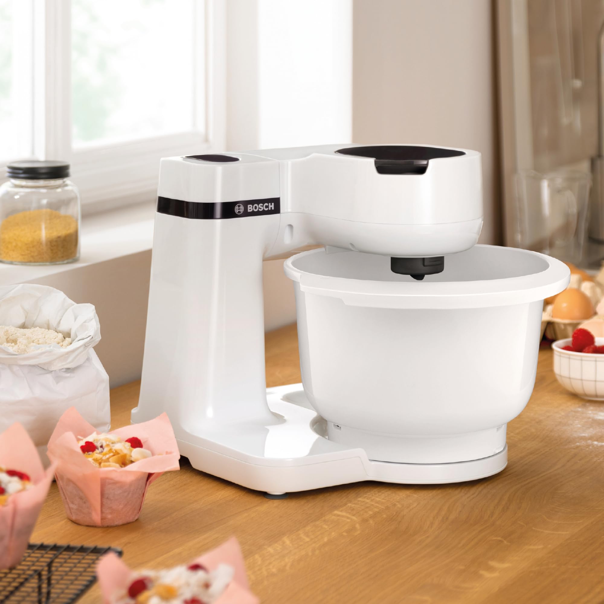 Bosch Küchenmaschine Serie 2, kleine Küchenmaschine, 3,8l Kunststoff-Schüssel, Durchlaufschnitzler, 4 Scheiben, 4 Stufen, Knethaken/Rührbesen/Schlagbesen, spülmaschinenfest, 700 W, weiß, MUMS2AW01