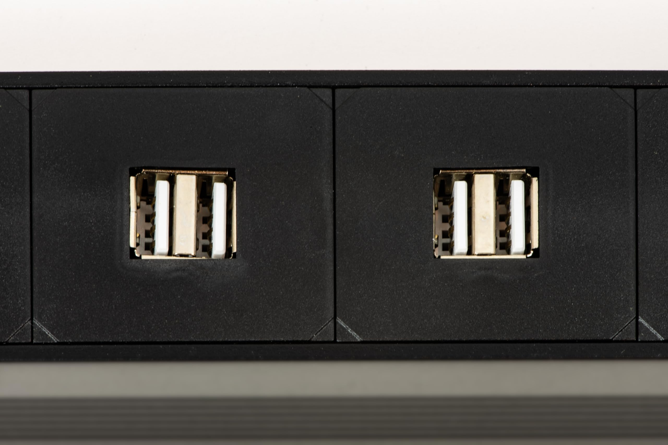 Link multipresa 1U 19" per armadi rack LK10064-12 prese USB 3,4A ricarica dispositivi mobili con interruttore LED e 6 prese universali/Schuko, metallo 1 unità, 48,5x4,5x4,5. Alette reversibili.