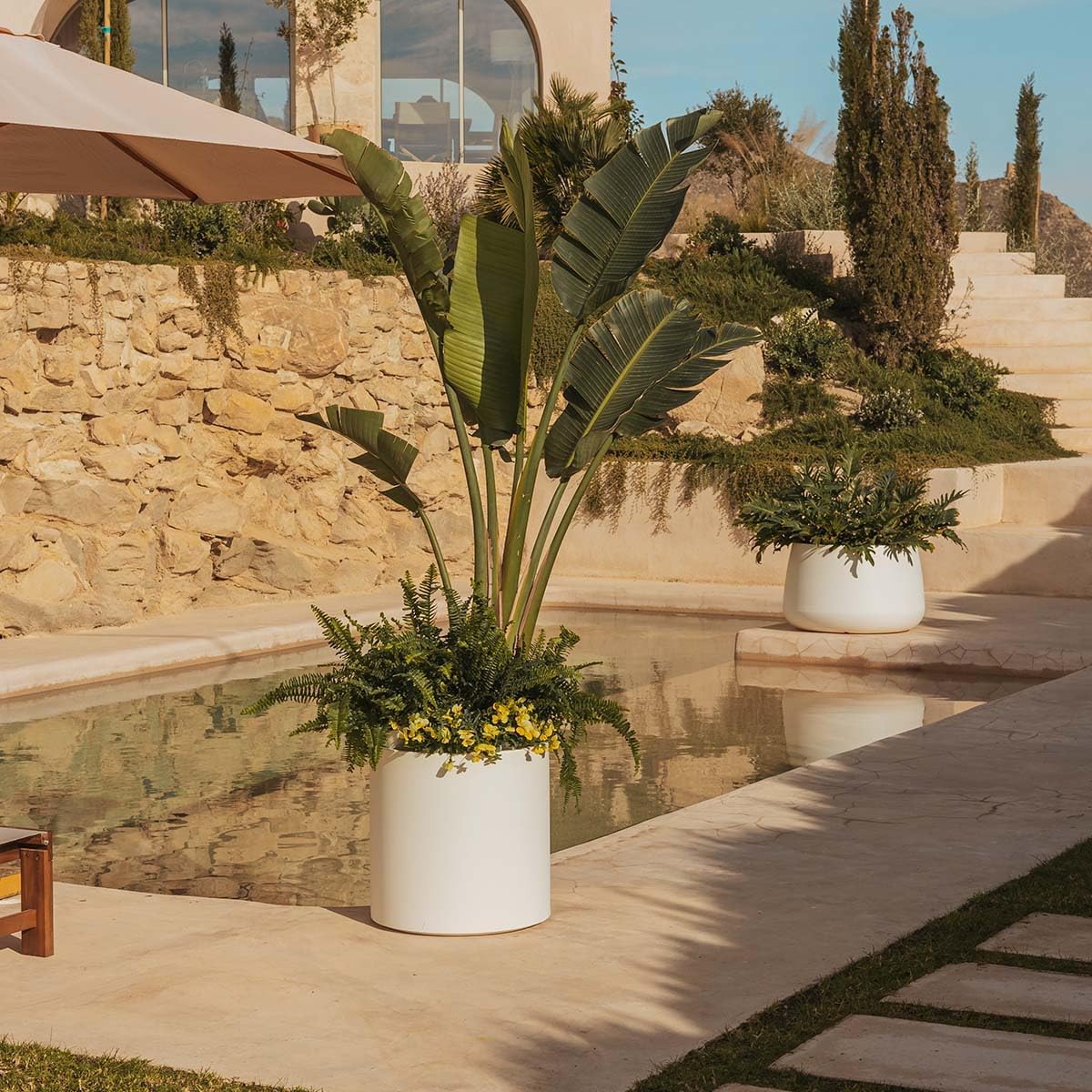 newgarden - Round White Hydrangea Planter Ø11.81 × 11.81 in Decorative for Indoor and Outdoor Very Resistant to UV Rays, Large Pot for Flowers and Plants Made of Polyethylene in Spain, 19 qt