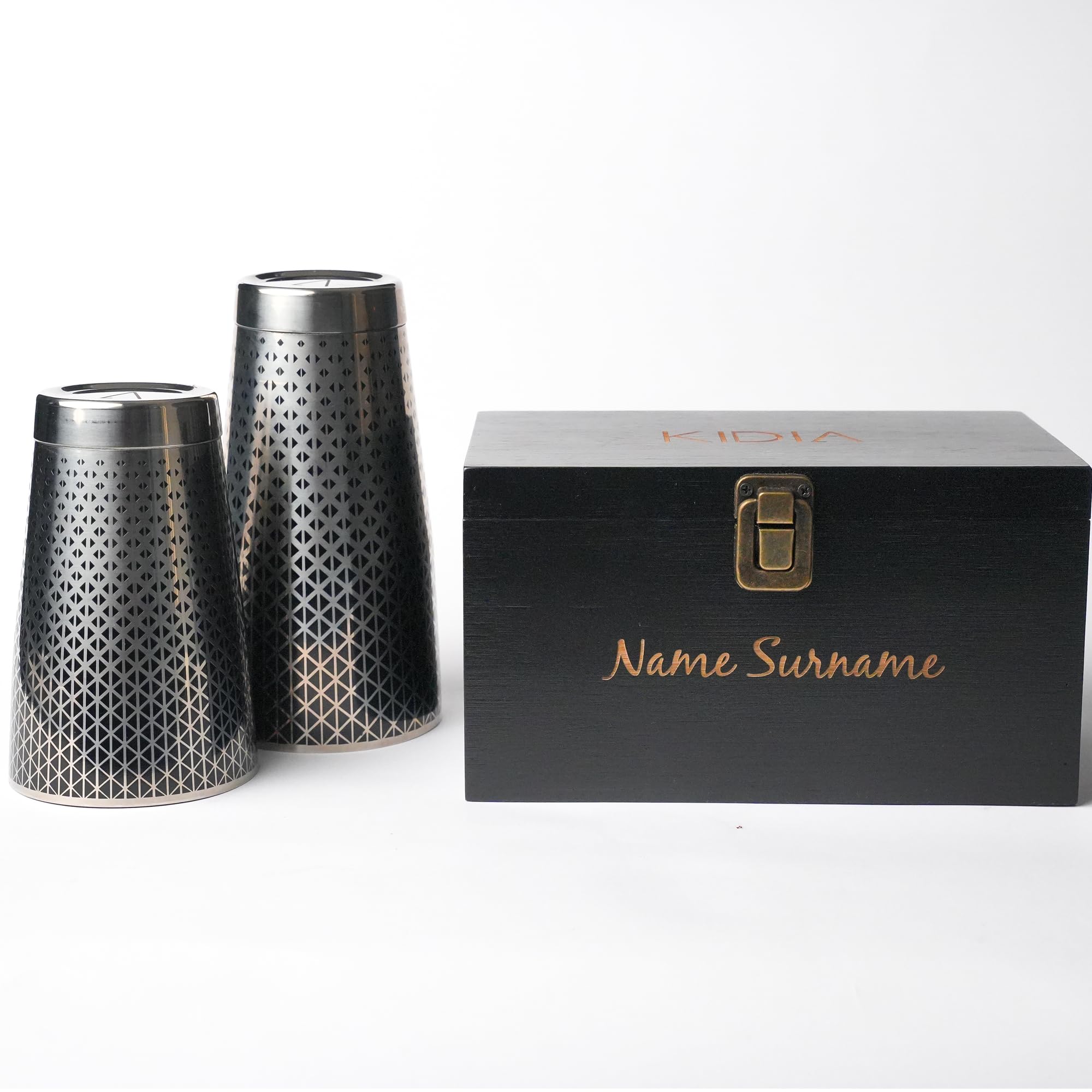 Kidia Boston Shaker Profi aus Edelstahl 304 mit Schwarz-geometrischem Muster – 2‑teiliger Tin‑on‑Tin 828 ml + 424 ml – Holzbox inklusive – Bartender Cocktail-Set, Bar und Haus (Personalisiert)