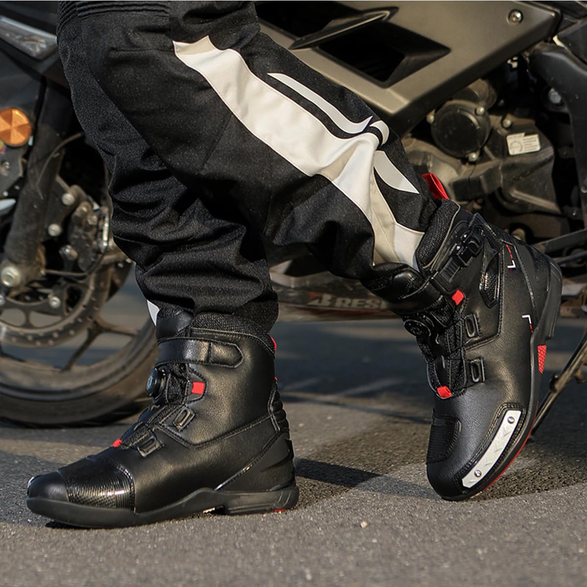 SDEQA Stivali da Moto Uomo Donna Scarpe Moto Impermeabili | Stivali Racing Motocross Protezioni Rinforzate Suola Antiscivolo, Impugnatura del Cambio Per Tutti I Tipi Di Guida