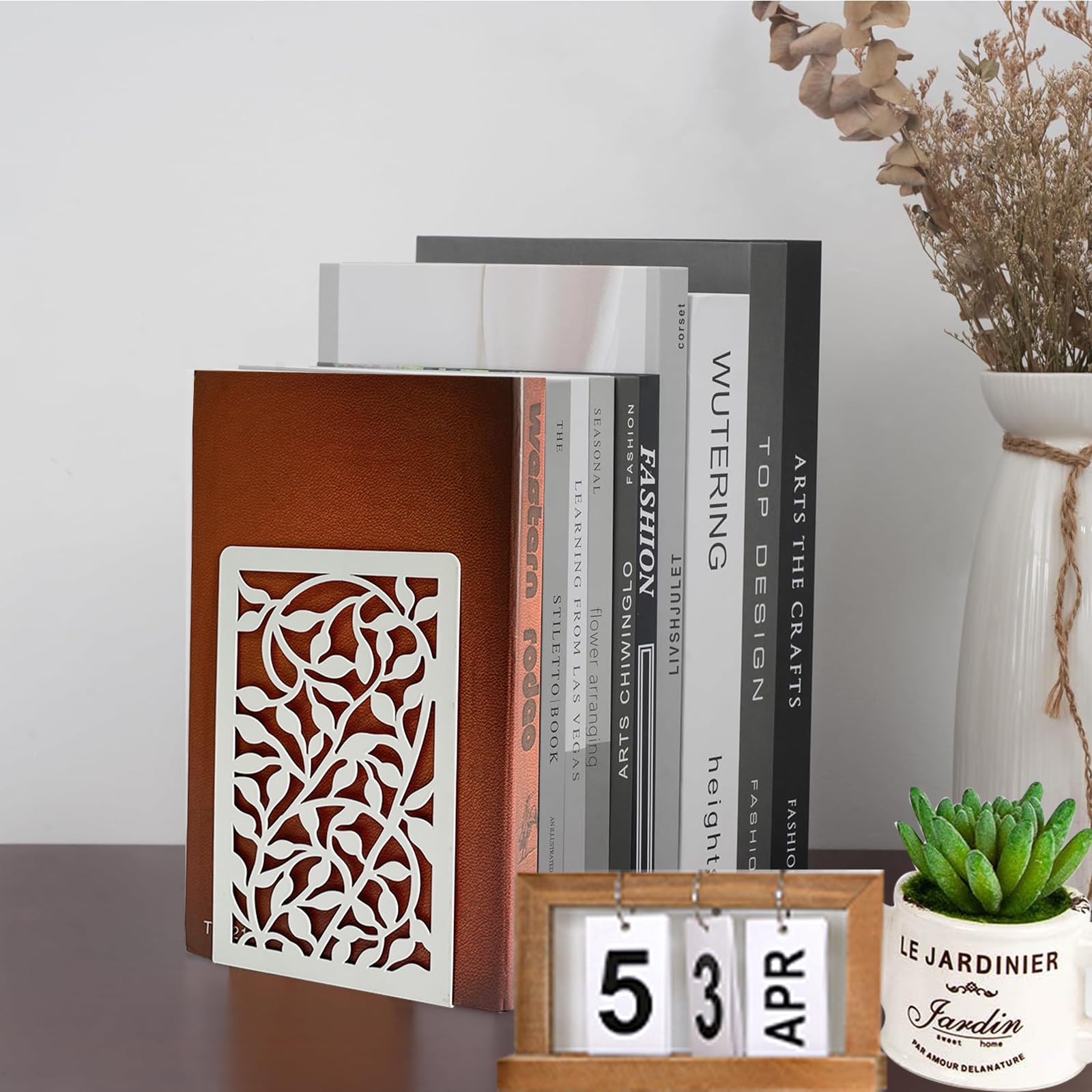 Rustieke Witte Houten Boekensteunen Met Realistische Industriële Pijp Design Dec