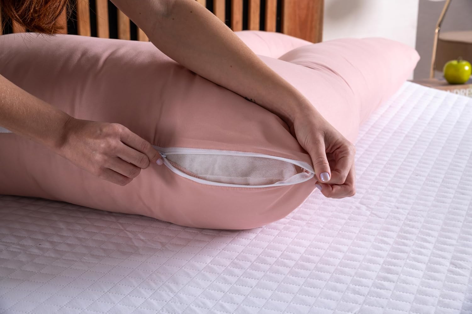 Travesseiro de Corpo Para Gestantes Com Capa 200 fios Micro Percal Enchimento Fibra 100% Silicone (Rosa)