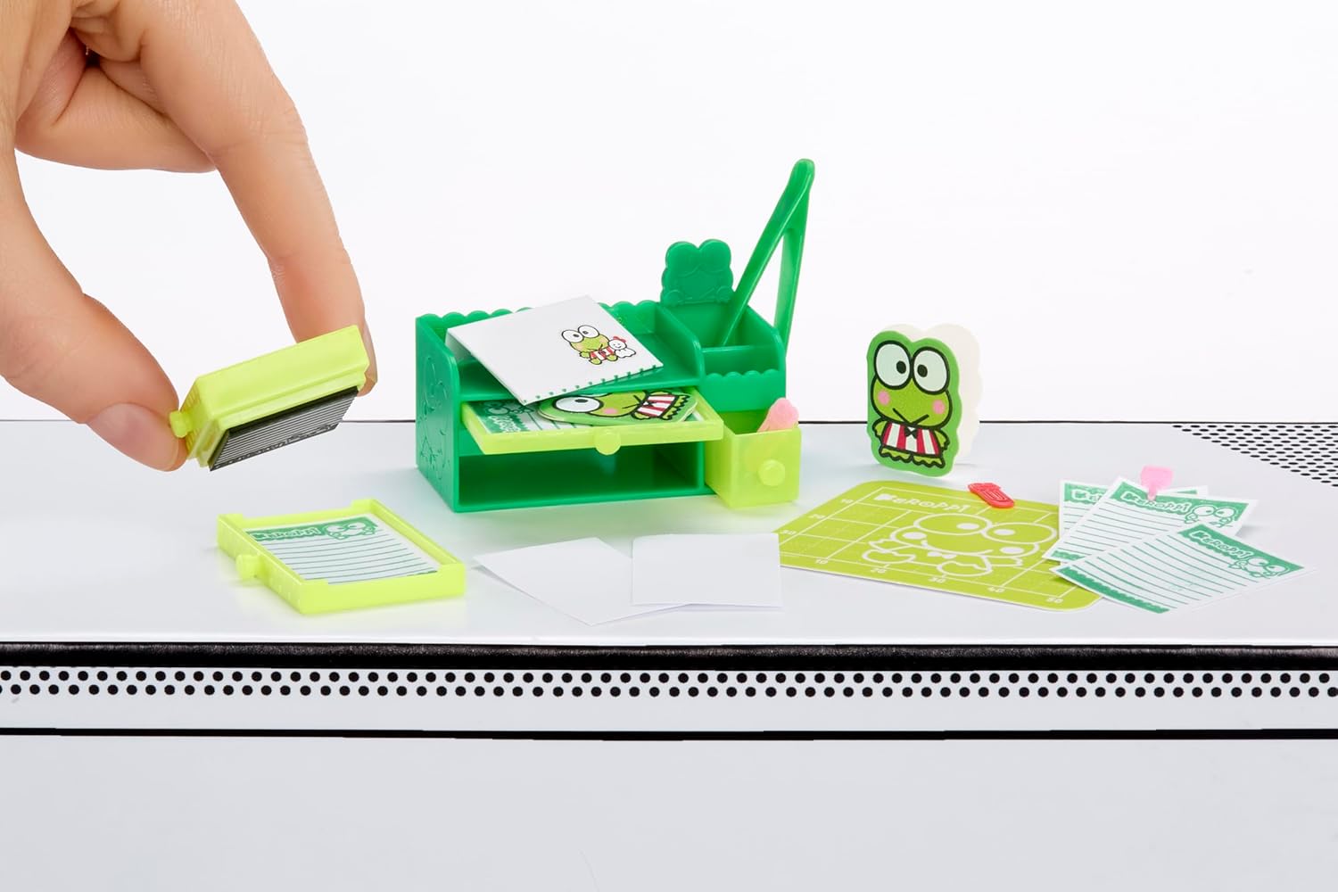 MGA's Miniverse Make It Mini Hello Kitty and Friends Series 3 Mini Collectibles, Sanrio, Retro Stationery Replicas, Crafts, DIY, 8+ - Image 5