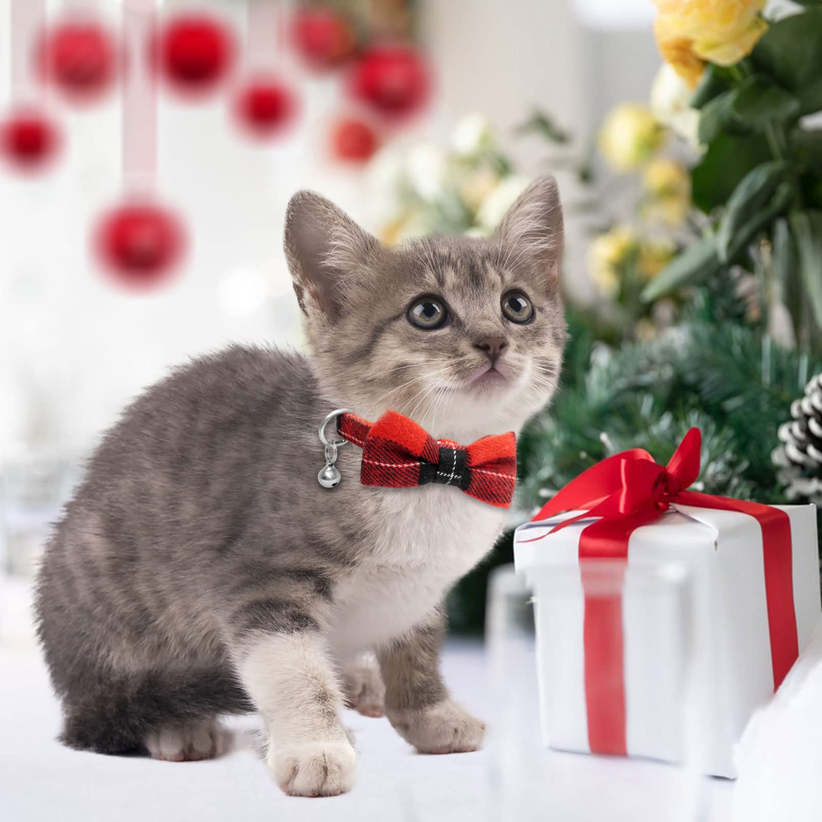 azuza Breakaway Katzenhalsband mit Glöckchen, 2 Stück, Sicherheitsschnallen, Kätzchenhalsbänder mit Fliege, klassisches Karomuster, verstellbar von 15,2 cm - 20,3 cm