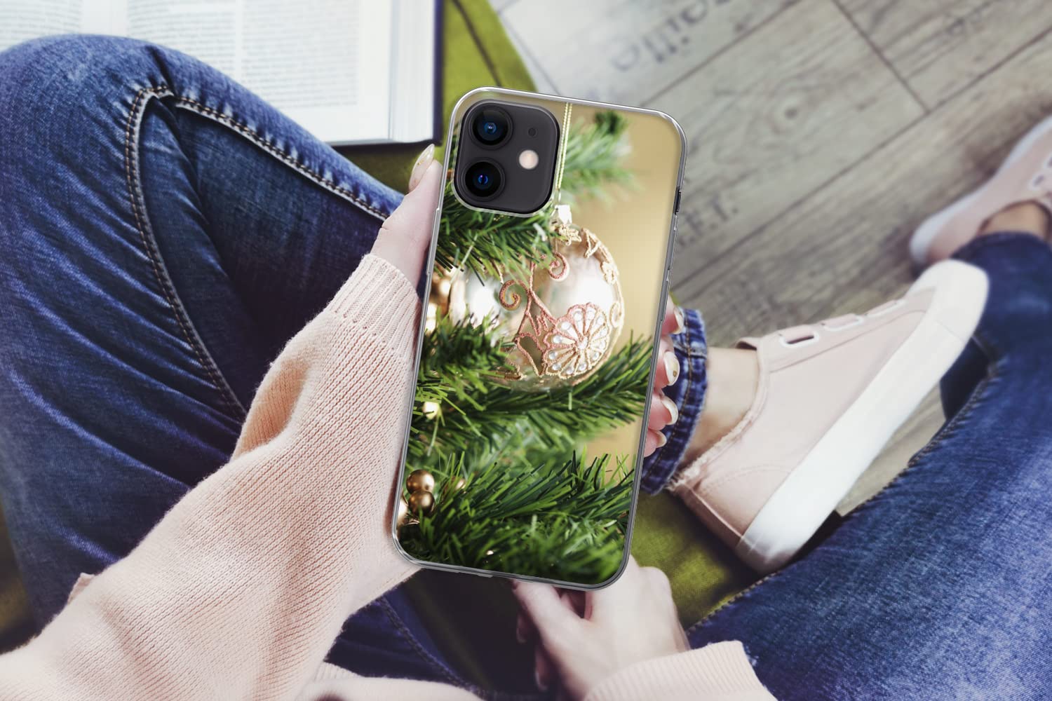 MuchoWow Funda para iPhone 12 - Primer Plano de Adornos navideños en el árbol de Navidad - Funda de Silicona/Funda Blanda para teléfono móvil