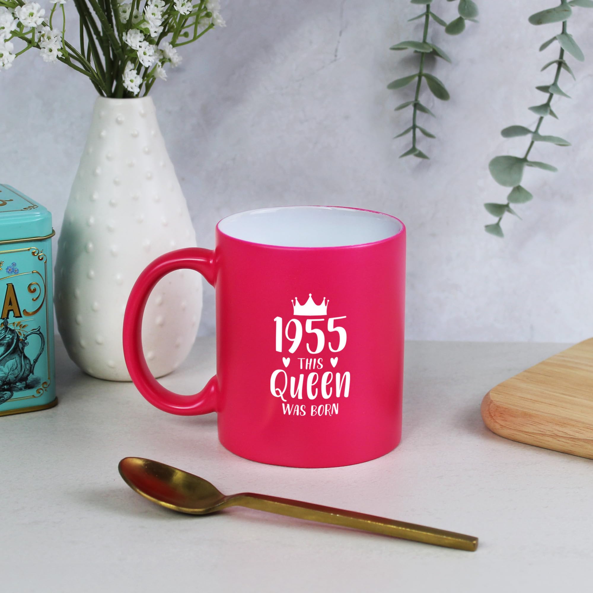 eBuyGB Engraved 1955 This Queen was Born Pink Coffee Mug, 70th Milestone Birthday Gift for Women, Seventieth Gift for Her, 350 ml