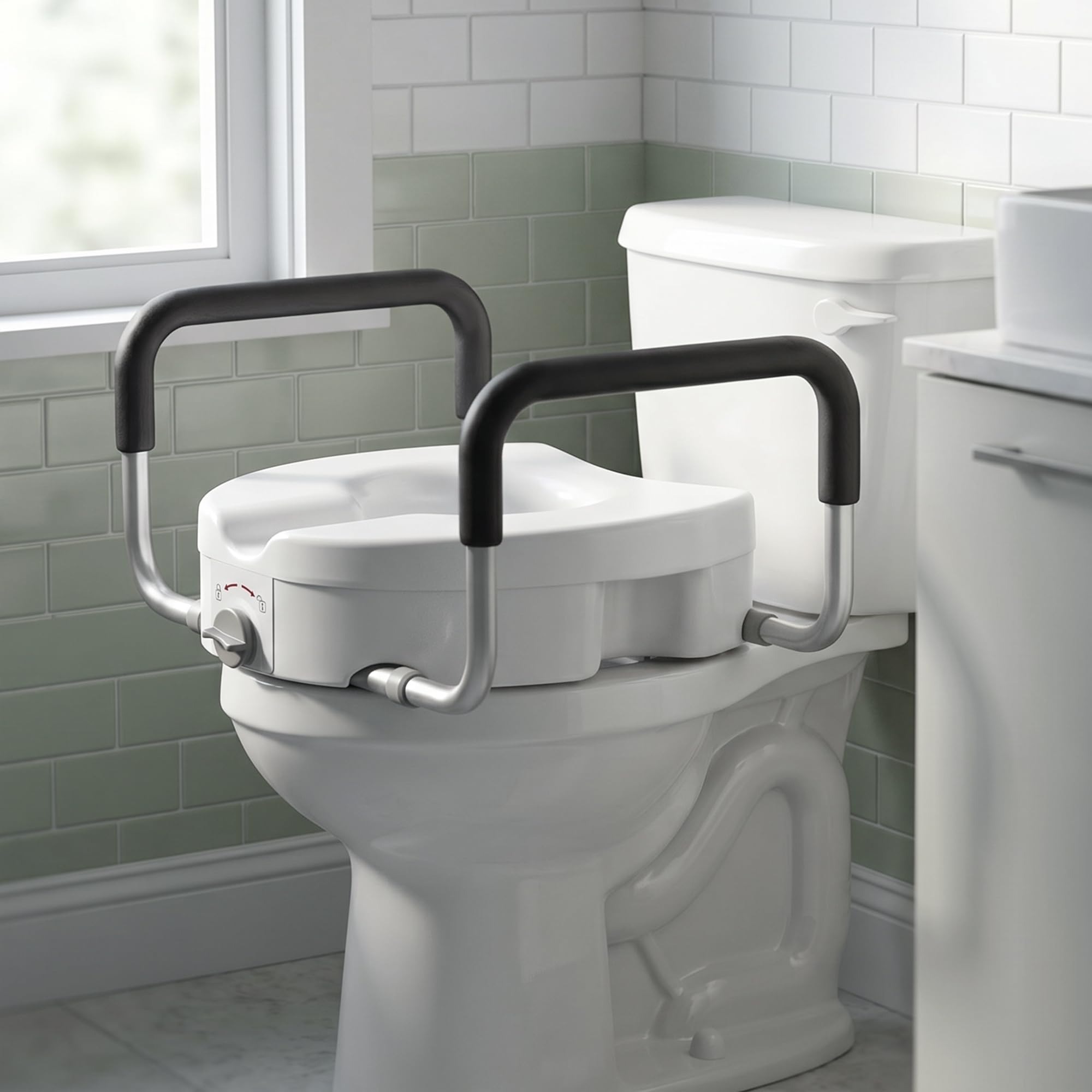 HOMCOM Rialzo sedile WC con maniglie, larghezza regolabile, braccioli imbottiti, installazione senza attrezzi, facile da montare, per anziani e convalescenti, bianco