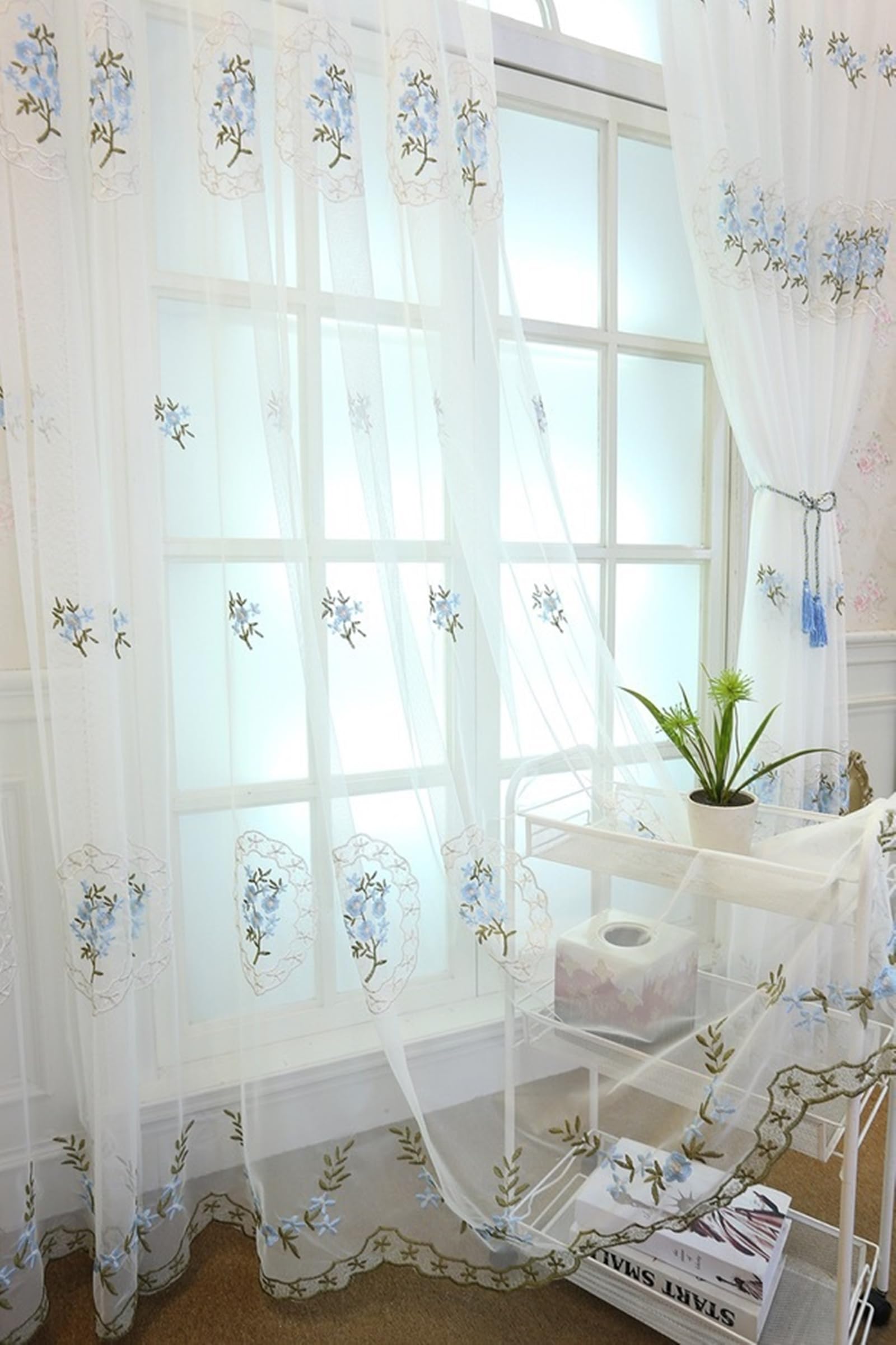 Gaze à broderies florales pour habiller une fenêtre de salon romantique