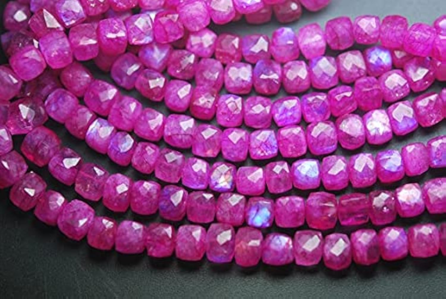 Pierre de lune arc-en-ciel rose 7-8mm pour raviver vos bijoux ternes avec des cubes facettés