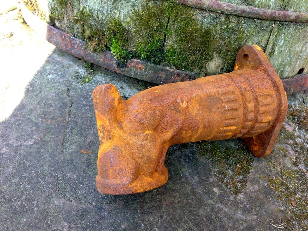 Antikas - Wasserauslauf altbäuerlich - Wandbrunnen mit Halterung für Eimer, Wasserspeier