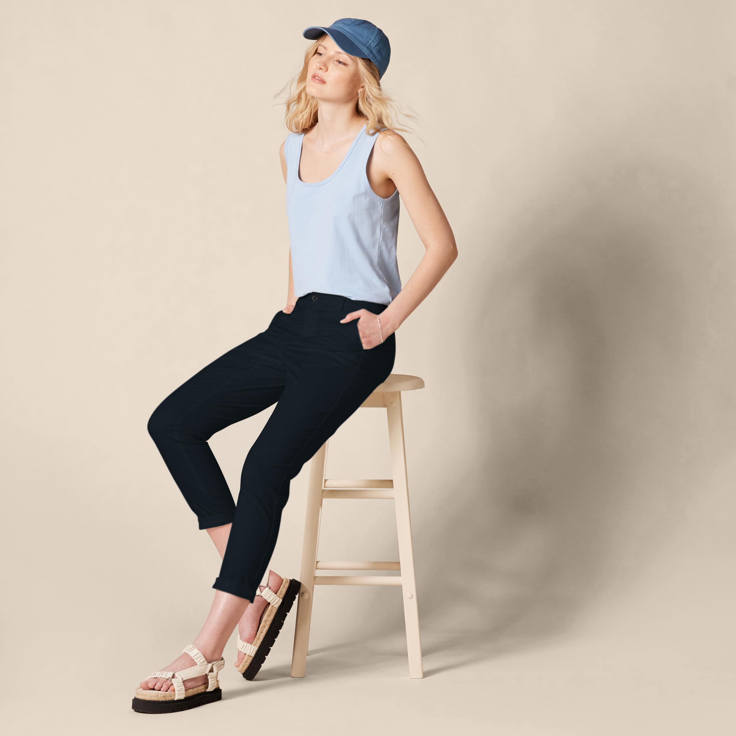 Amazon Essentials Pantalones Caqui Elásticos, de Tiro Medio y Corte Ajustado con Pernera Cónica (Disponibles en Tallas Grandes) Mujer