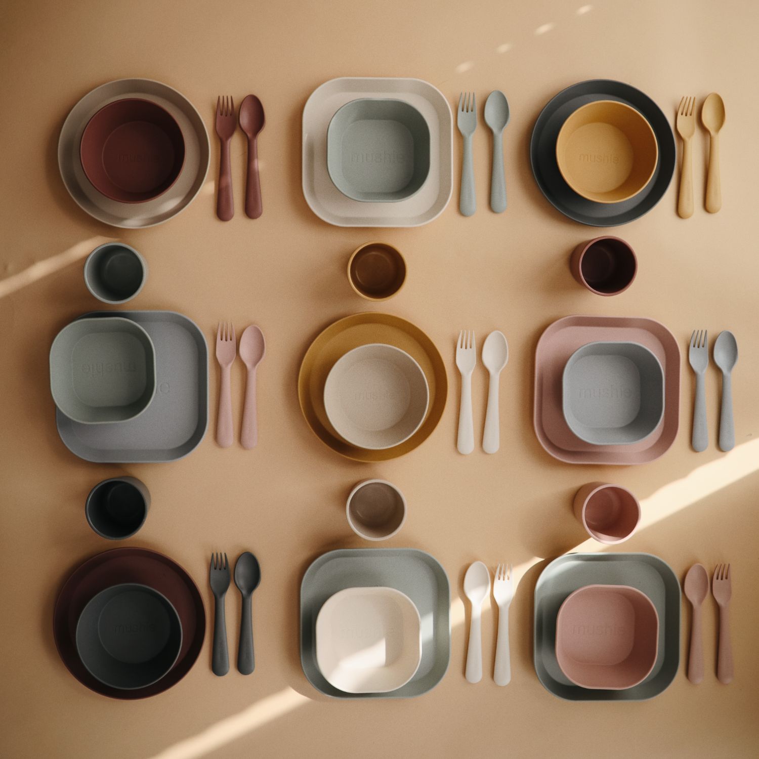mushie Assiette pour Enfants | Réutilisable Vaisselle Sans BPA | Assiettes Compatibles Lave-Vaisselle & Micro-ondes | Fabriqué au Danemark | Smoke