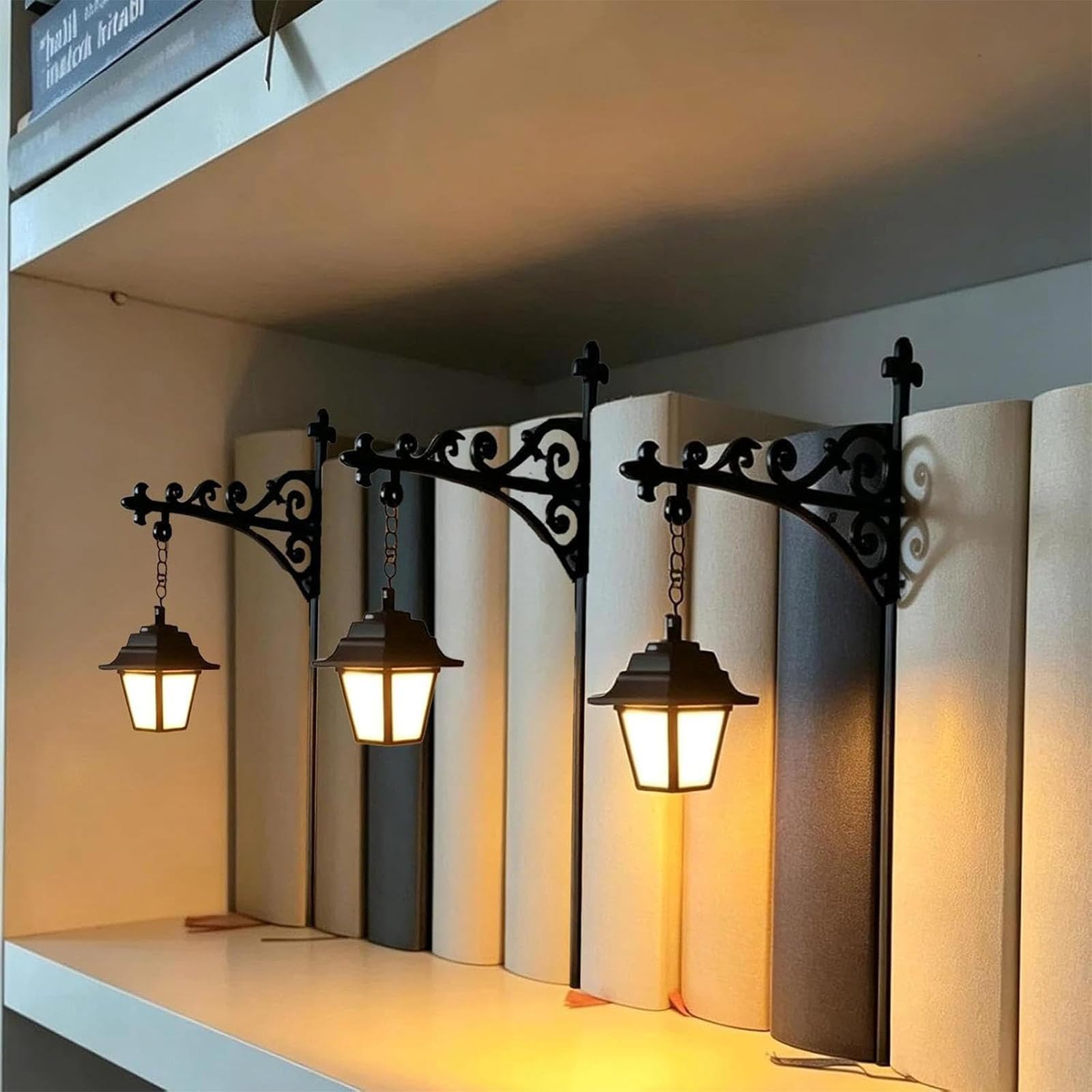 Pealeaf Bücherregal Lampe für Bücherliebhaber, Vintage LED Buch Laterne als dekorative Regalbeleuchtung, gemütliches Nachtlicht für Leseecke, Schreibtisch und Schlafzimmer Dekoration (A3)