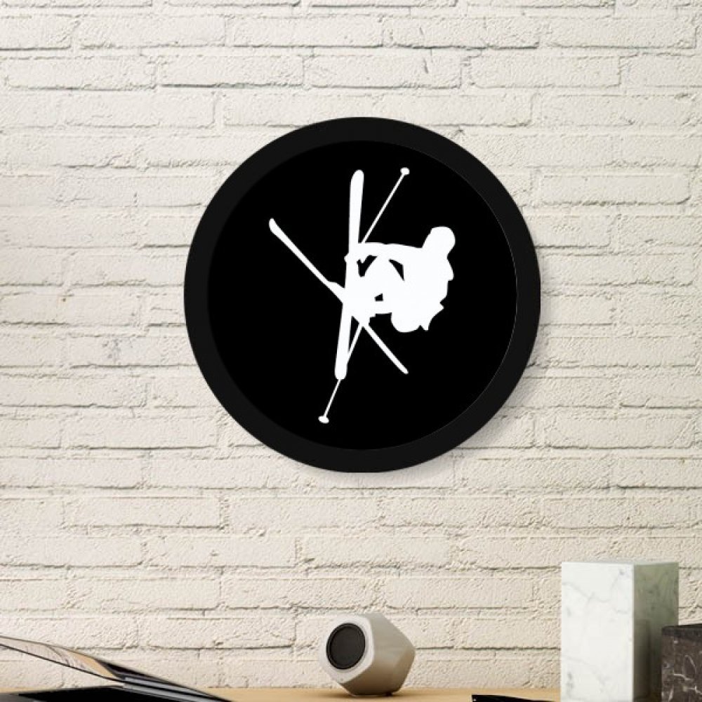 Planche à roulettes pour habiller un mur blanc cadre rond noir