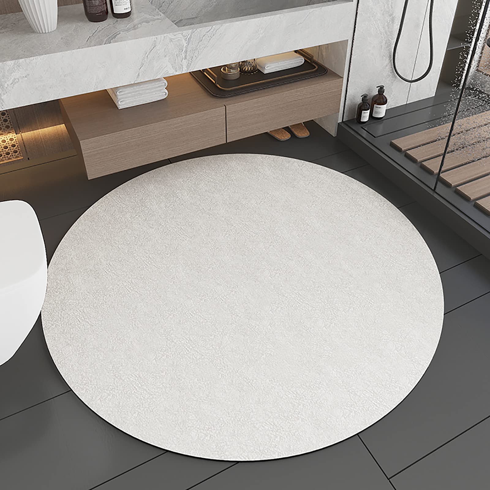 Tapis de bain moelleux posé devant la baignoire pour un rituel spa