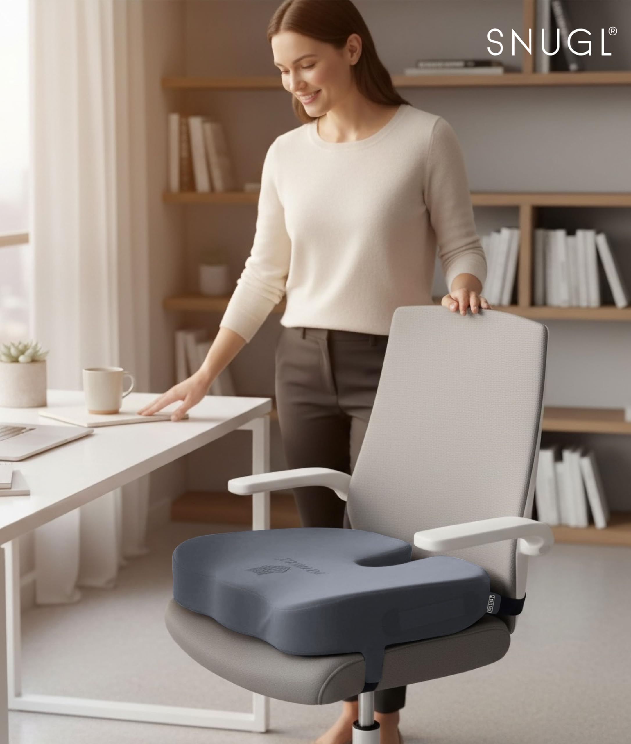 SNUGL Sitzkissen orthopädisch Memory Foam Steißbeinkissen | Stuhlkissen gegen Rückenschmerzen | Ergonomisches Keilkissen für Bürostuhl, Auto, Rollstuhl & Gaming Stuhl – Standard Hellgrau