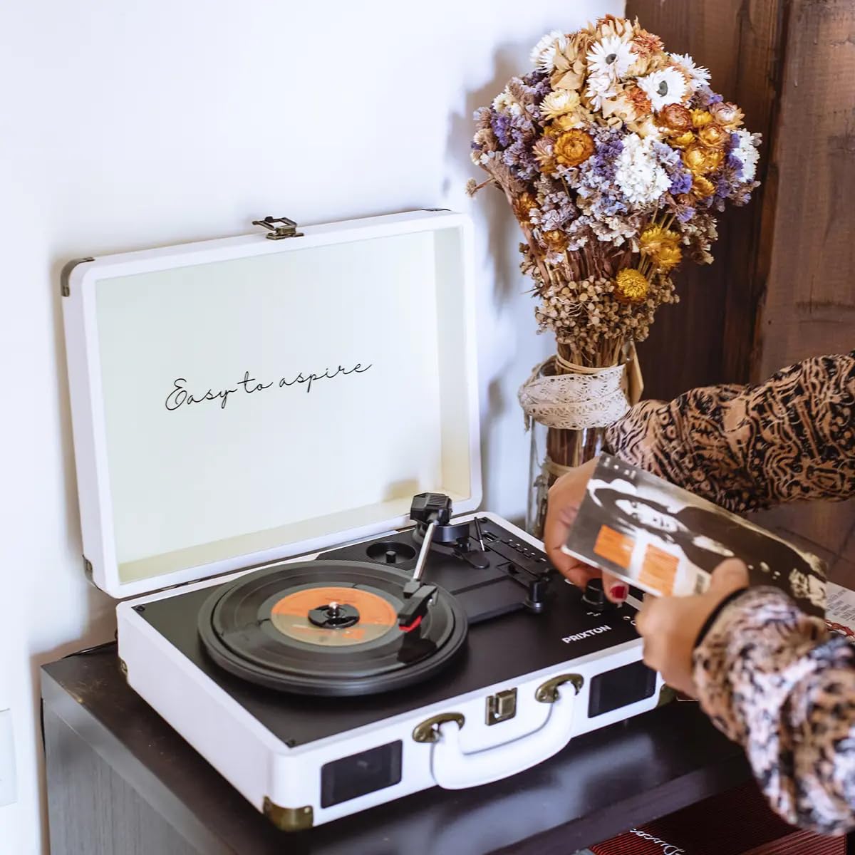PRIXTON Platine Vinyle VC400, Tourne-Disque Vintage avec Bluetooth, Lecteur et Convertisseur des vinyles, 2 Haut-parleurs intégrés, Design Mallette, 3 Vitesses 33/45/78, Couleur Blanc