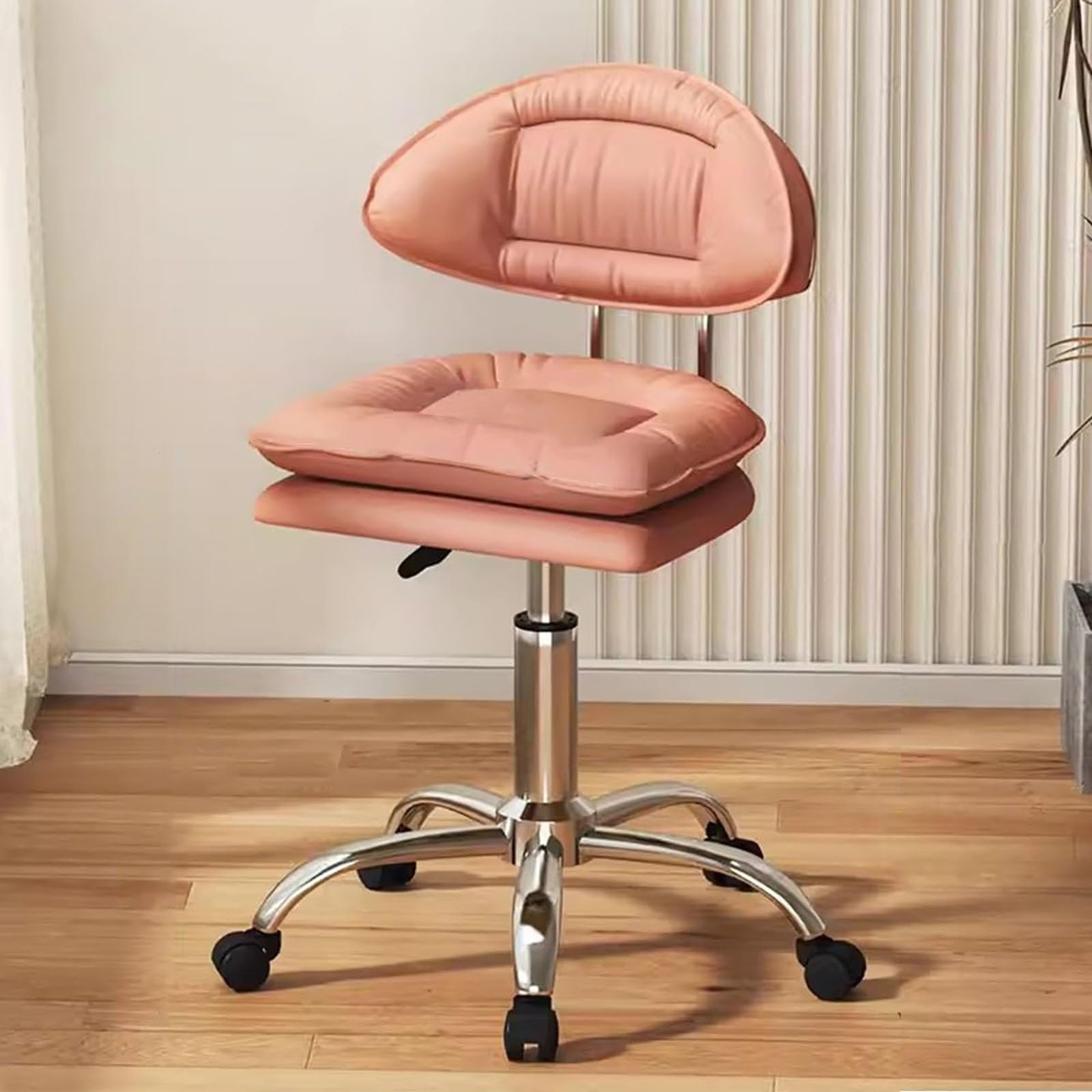 Chaise de bureau réglable pour soulager le dos avec son siège confortable à dossier moyen
