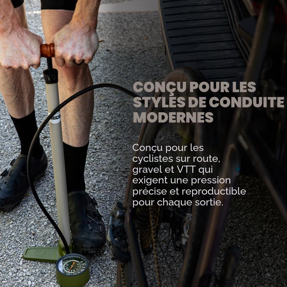 SILCA Terra Pompe à Pied pour vélo | Manomètre Basse et Haute Pression à 2 étages | Mandrin de Verrouillage réversible Presta et Schrader |Résolution de 0,5 psi jusqu'à 30 psi et Maximum 120 psi