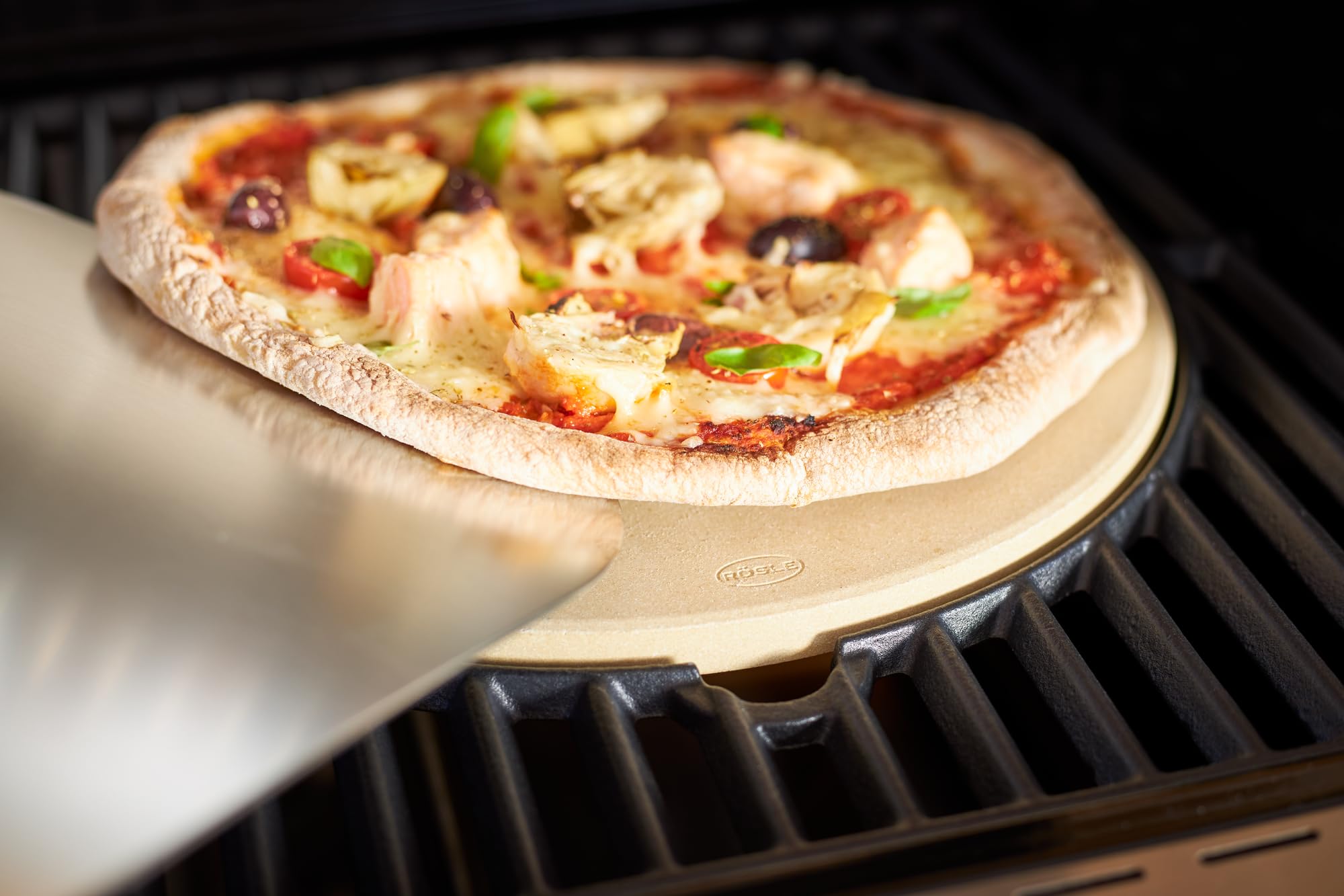 RÖSLE Pizzaschieber, Hochwertige Pizzaschneider zum Einschieben und Entnehmen von Pizza, Edelstahl 18/10, Wallnussgriff, 305x32x908, Braun/Silberfarben