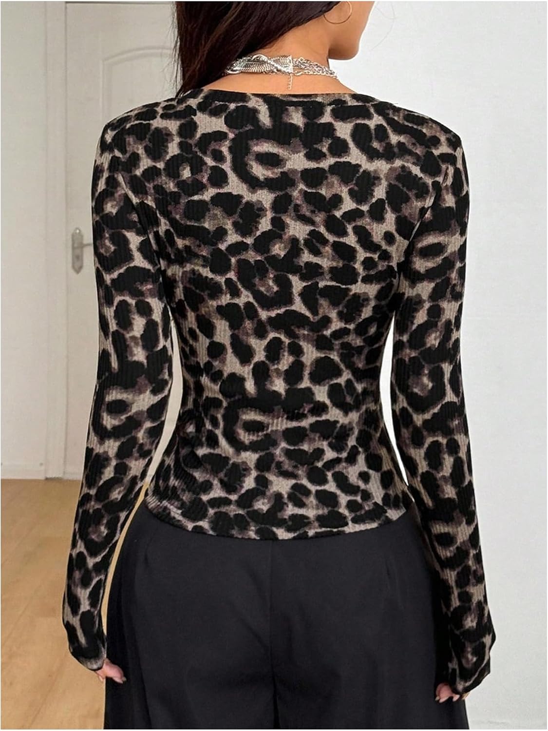 Verdusa Women's Y2K Leopard Print Graphic Tees Long Sleeve Shirts Slim Fit Going Out Tops - Image 2