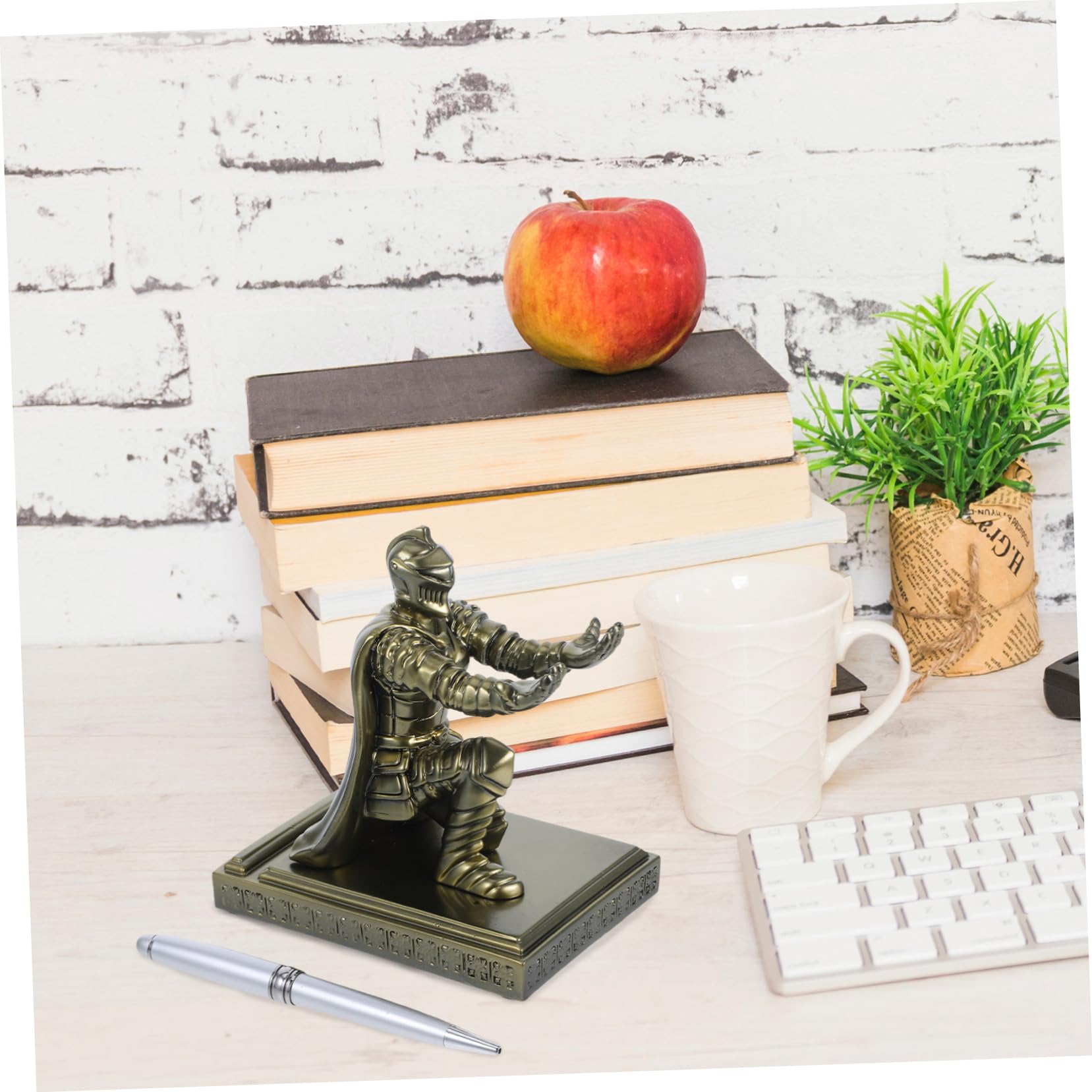 jojofuny Portapenne Guerriero in Resina Piccolo Base Stabile, Portapenne Cavaliere Corazzato Decorativo per Scrivania Ufficio e Supporto Versatile per Pennelli Trucco