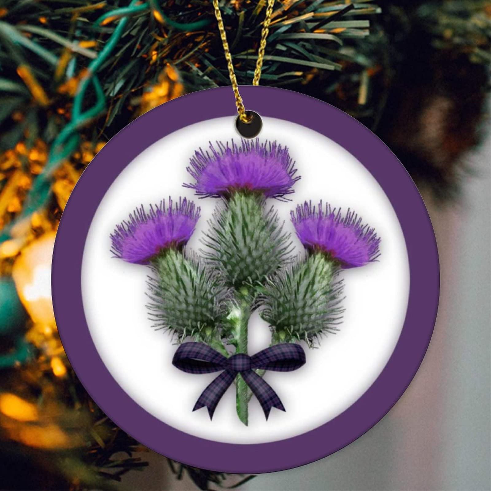 Cardo escocés púrpura con arco a cuadros adorno de Navidad colgante de porcelana de árbol de Navidad para decoración del hogar de vacaciones de Año Nuevo - Adorno de cerámica plano de 3 pulgadas