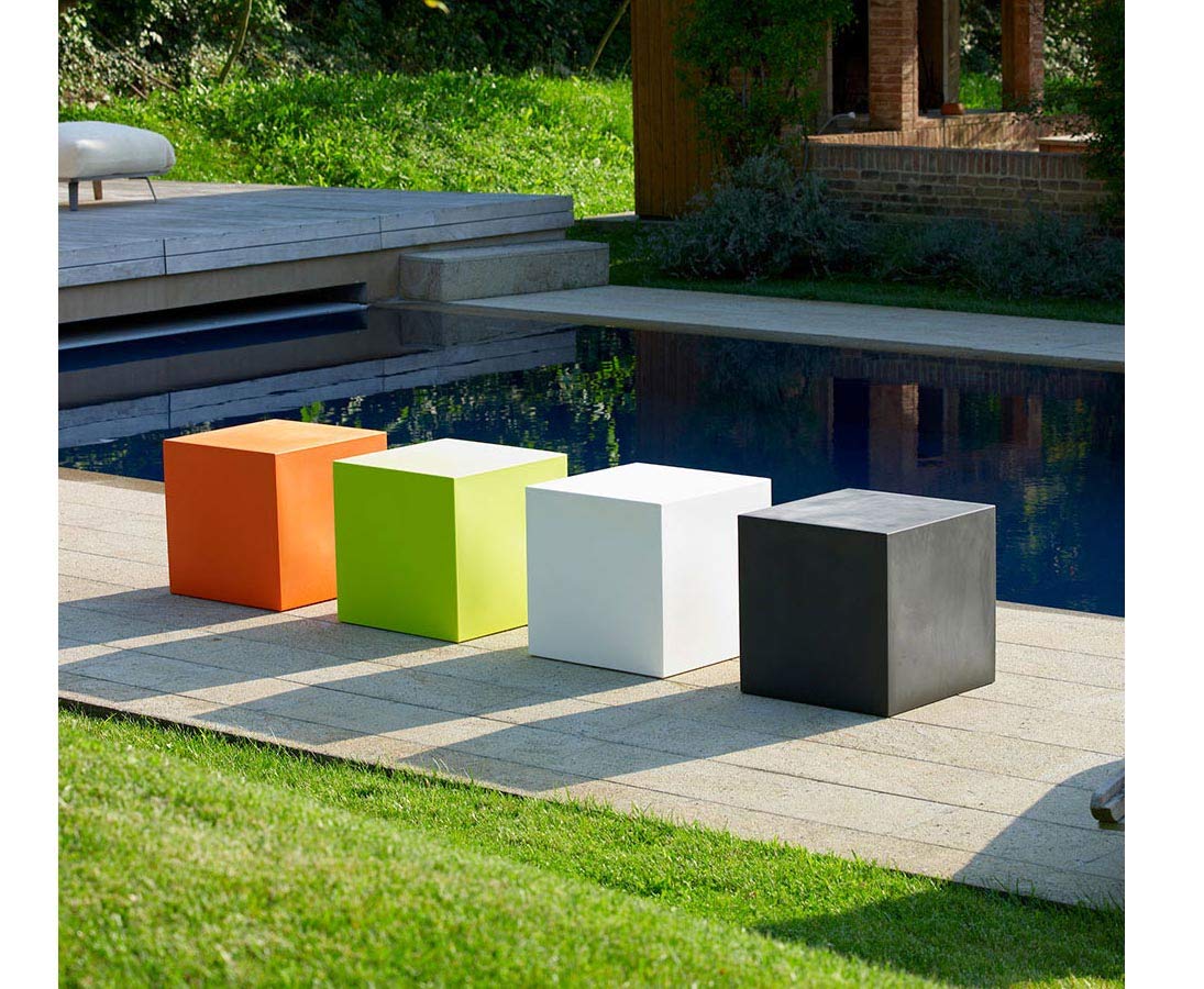 Cube pour s'asseoir ou empiler en plastique noir de 40 x 40 cm.