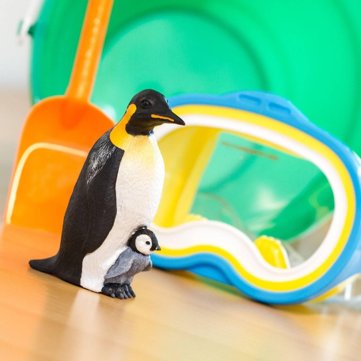 Safari Ltd. Emperor Penguin with Baby Figurine - Detailed 4.5" Model Figure - Educational Toy for Boys, Girls, and Kids Ages 3+