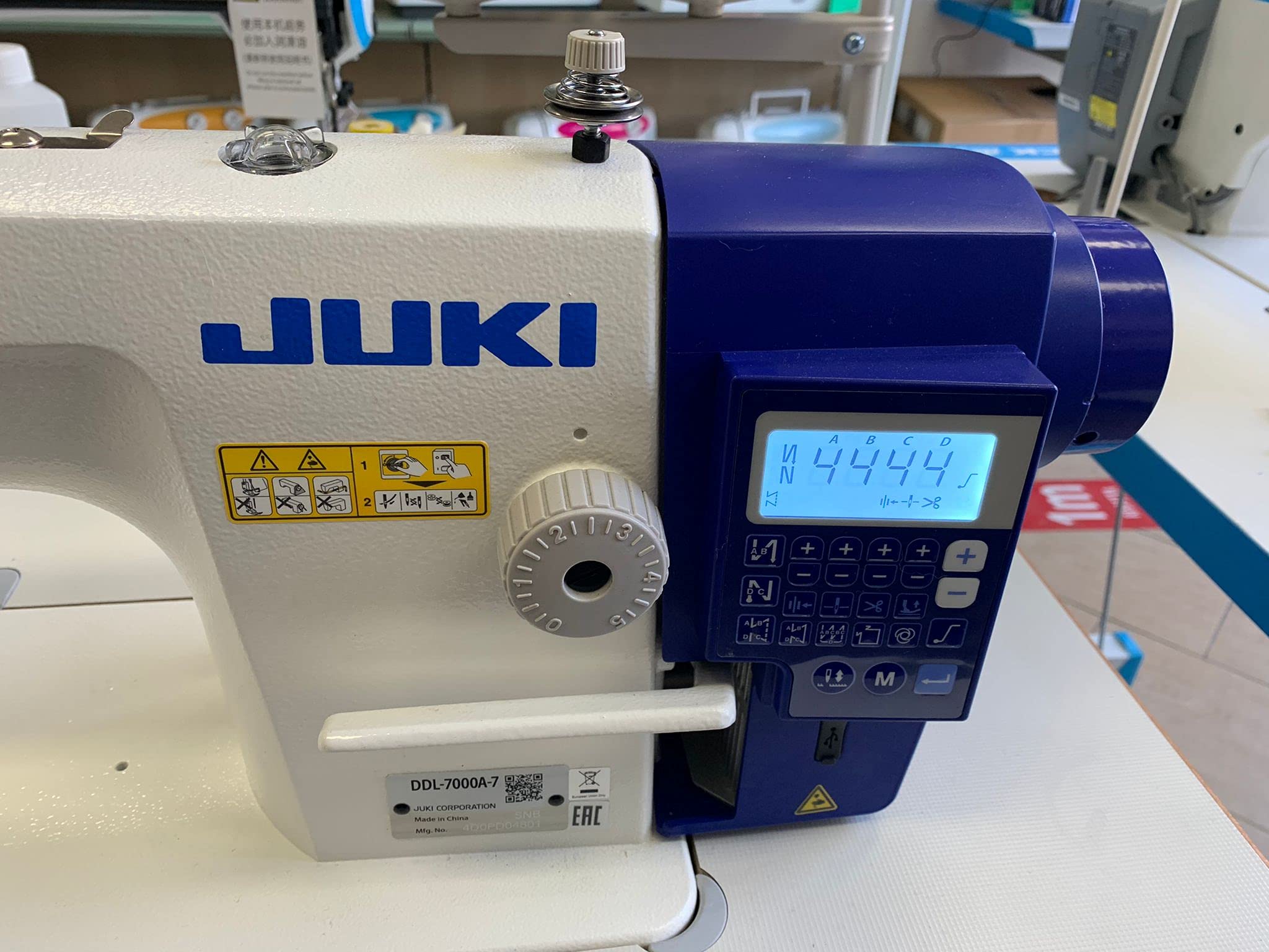 Machine à coudre JUKI 7000 Gris Métallique Automatique Affranchissement Rasoir automatique Couture programmée Moteur intégré