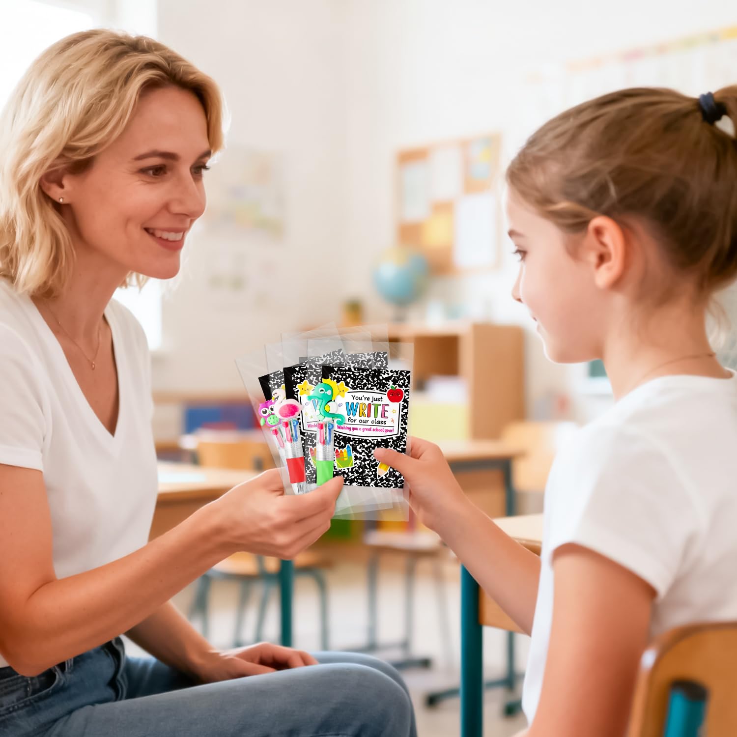 ANGOLIO Cadeaux de rentrée scolaire pour étudiants – 28 ensembles de cadeaux pour le premier jour d'école comprenant des stylos à bille multicolores 4 en 1 avec cartes de vœux pour camarade de classe